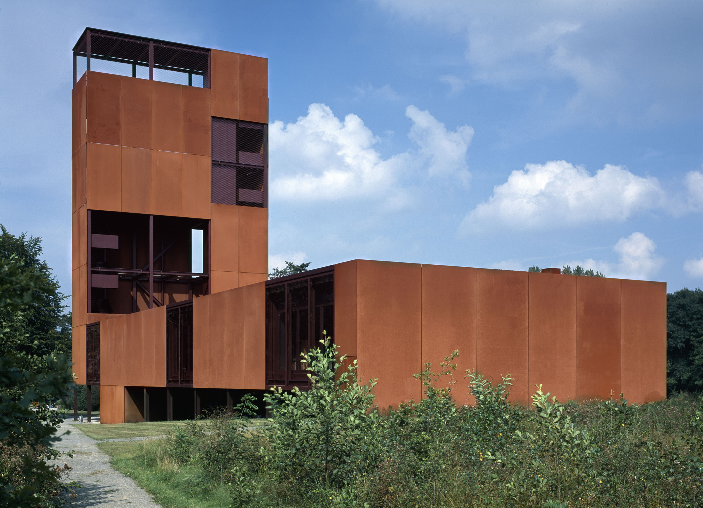 Moderne Architektur aus Corten-Stahl-Blechen