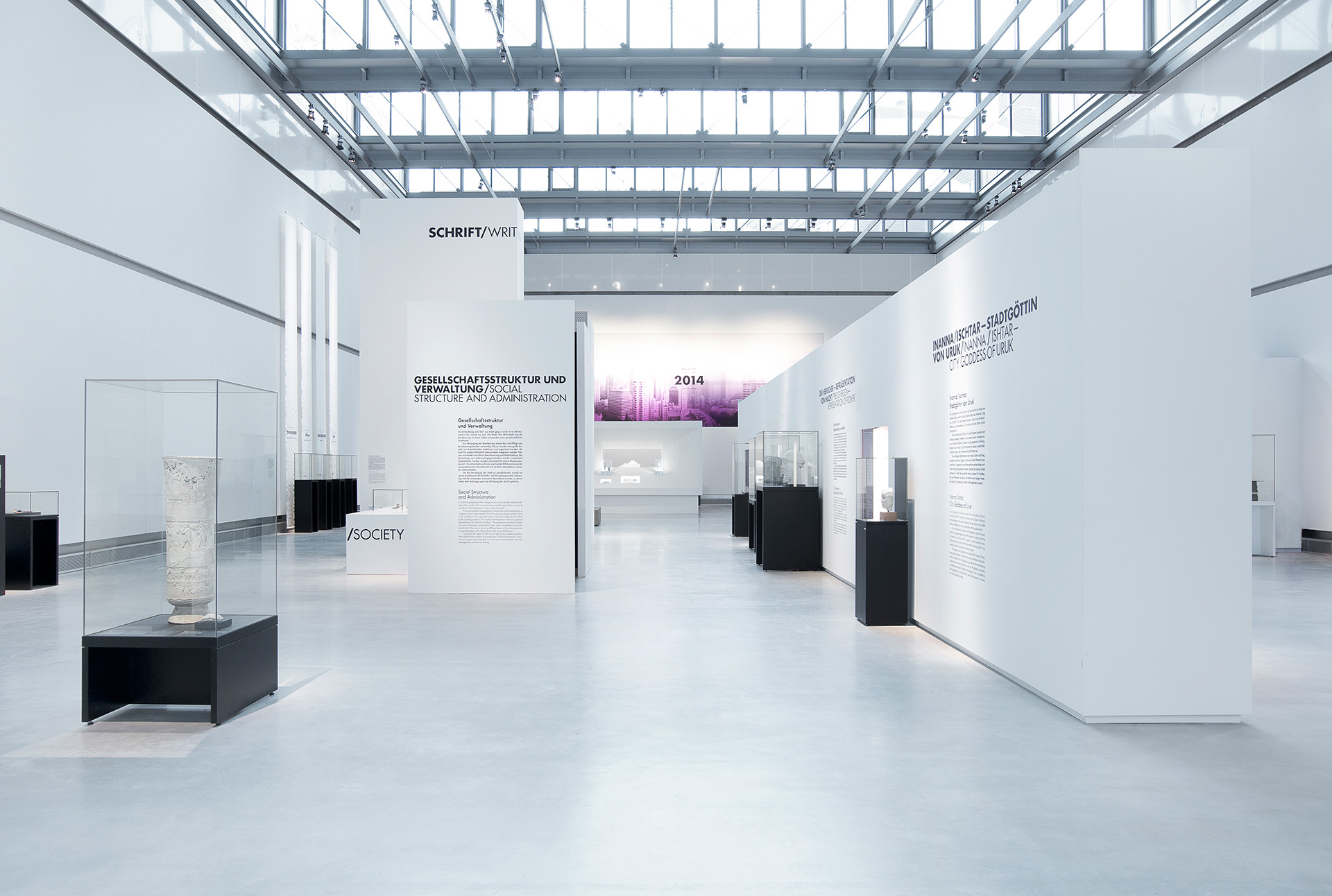 Ausstellungsraum mit weißen Wänden und schwarzen Vitrinenmöbeln
