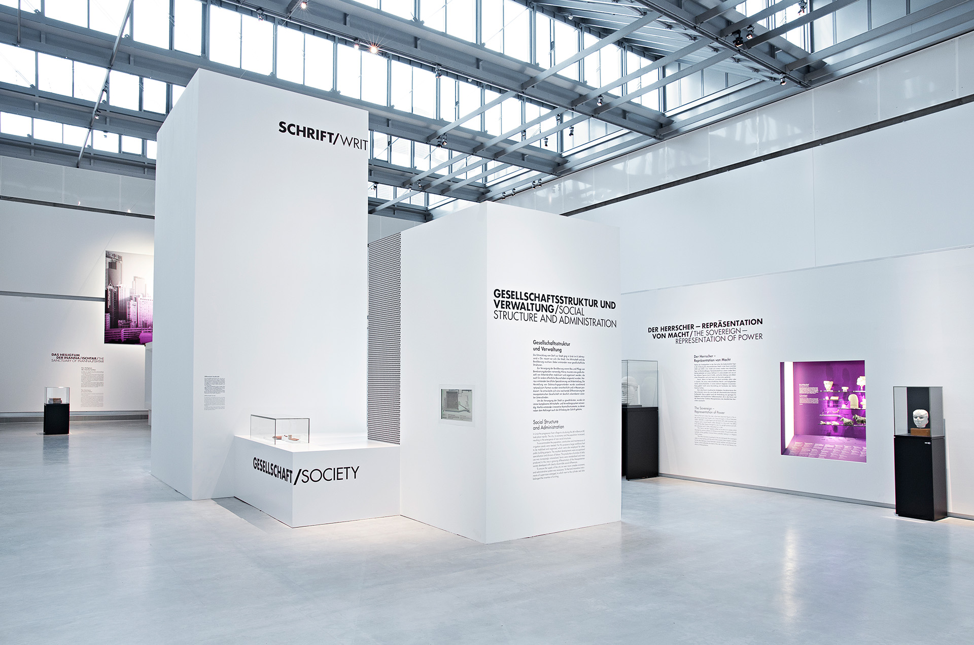 hohe weiße Ausstellungswände mit schwarzer Schrift