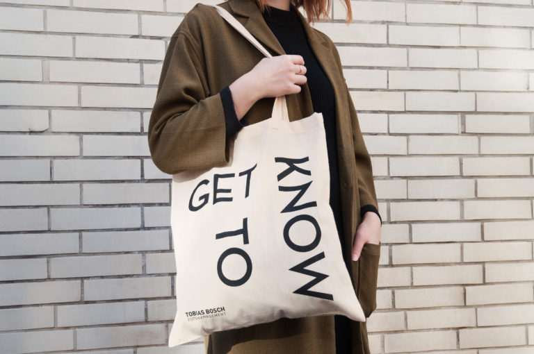 Frau mit Jutebeutel "Get to know"