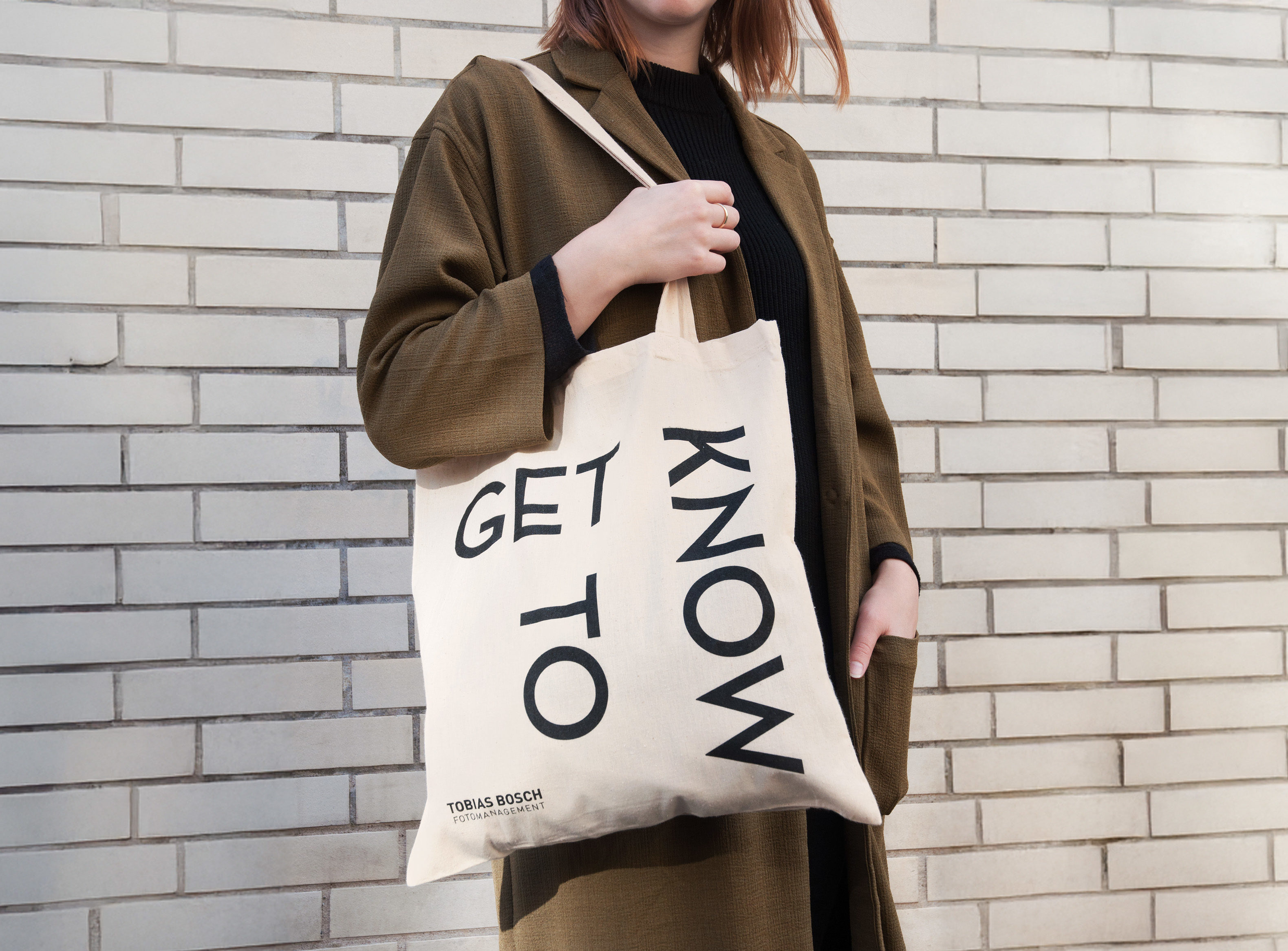 Frau mit Jutebeutel "Get to know"