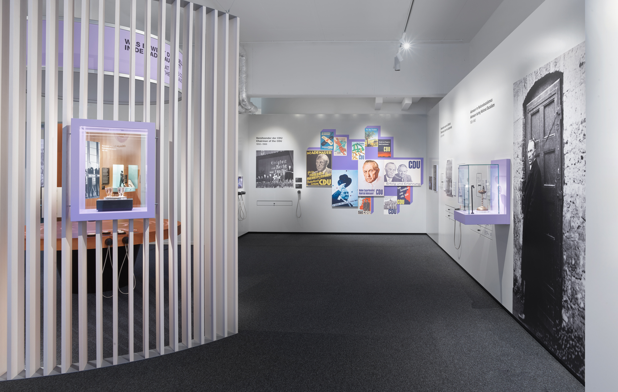Blick auf eine Wand, auf der verschiedene CDU-Plakate mit Konrad Adenauer zu sehen sind.