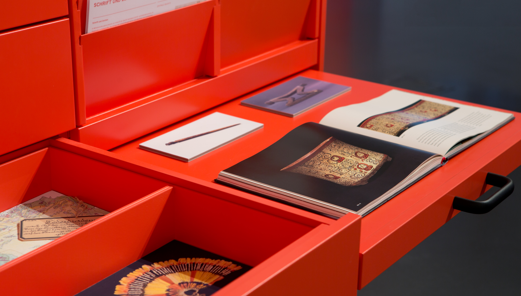 Roter Auszug mit aufgeschlagenem Buch