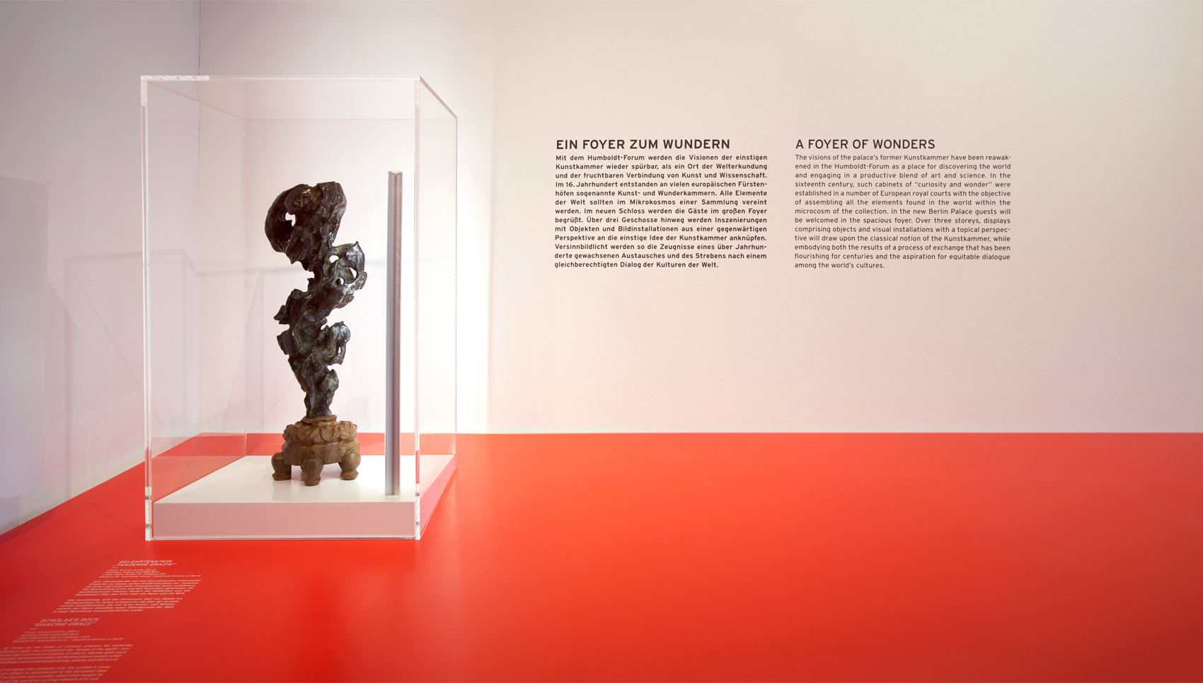 Nahaufnahme Aufsatzvitrine mit Exponat. Text "Ein Foyer zum Wundern"