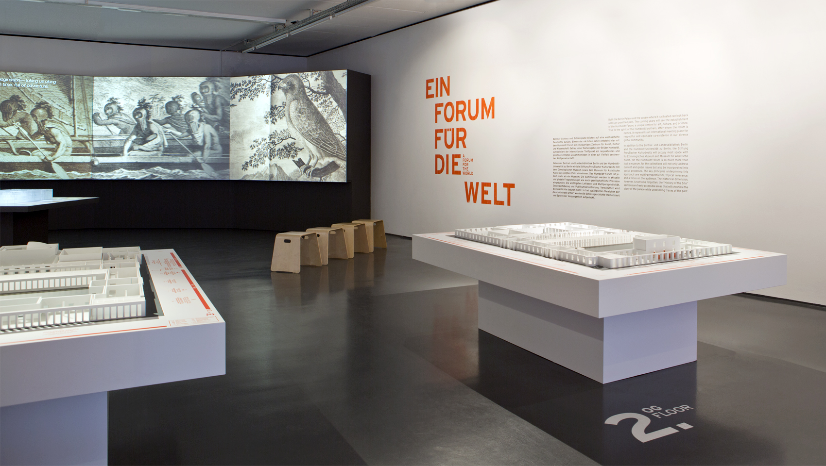 Blick in die Ausstellung auf hinterleuchtete Fotowände