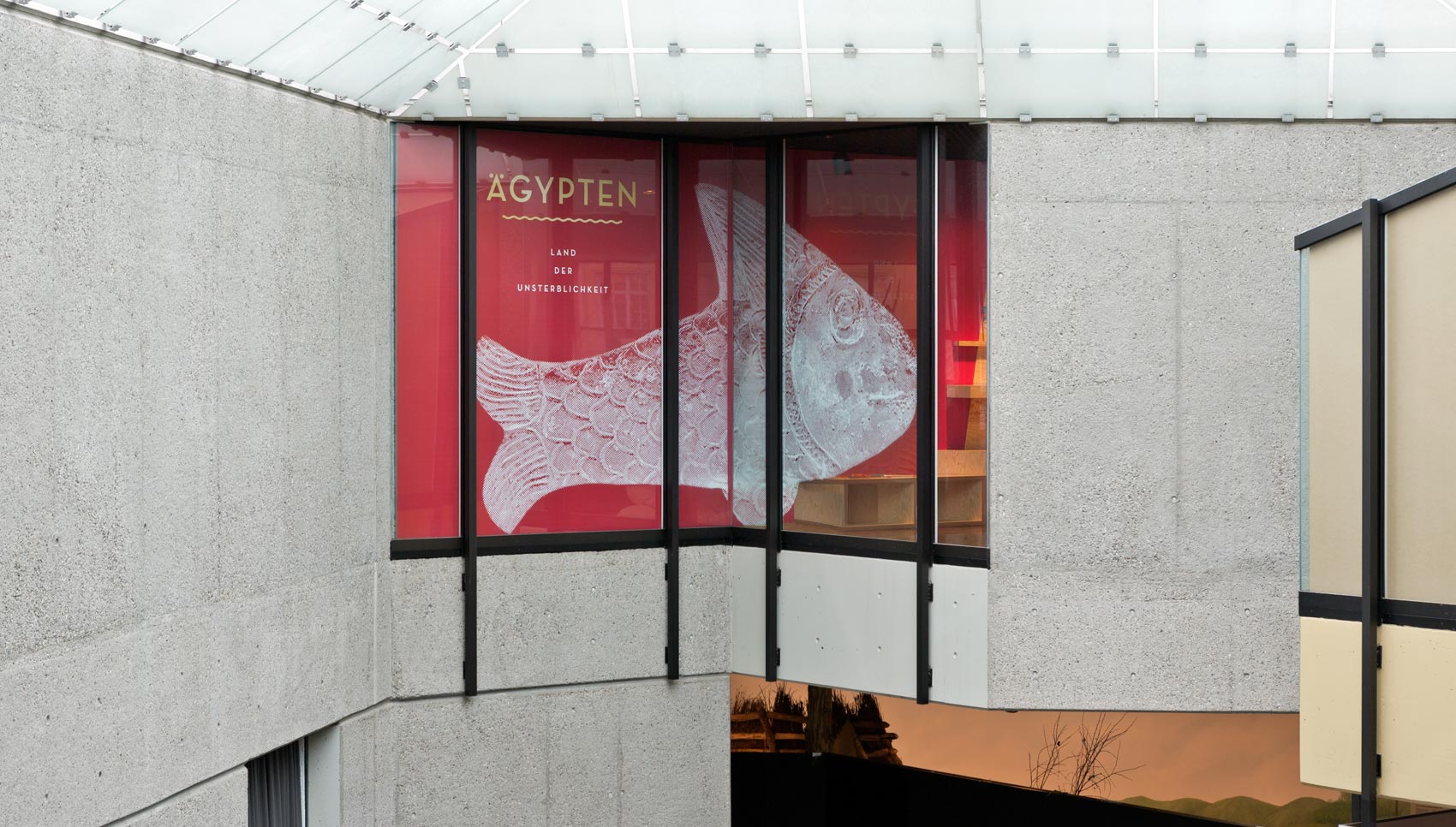 Blick durch Fenster von außen auf Ausstellungsgrafik "Ägypten - Land der Unsterblichkeit"