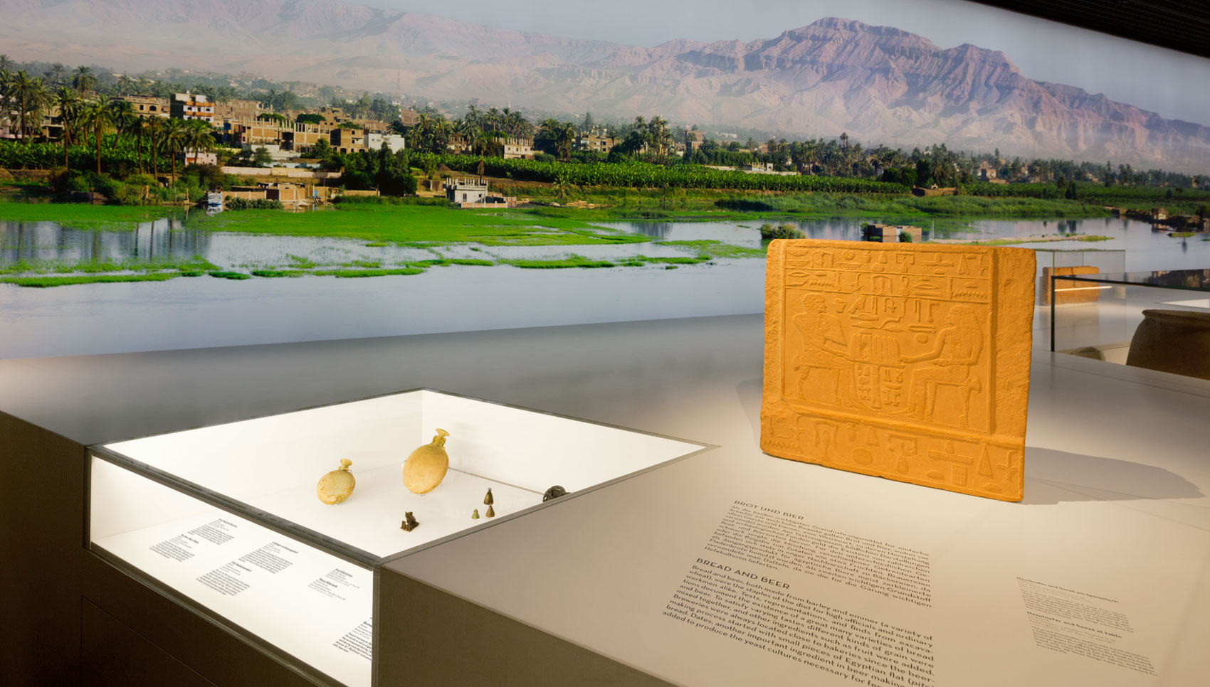 Einlassvitrine in großem Ausstellungstisch