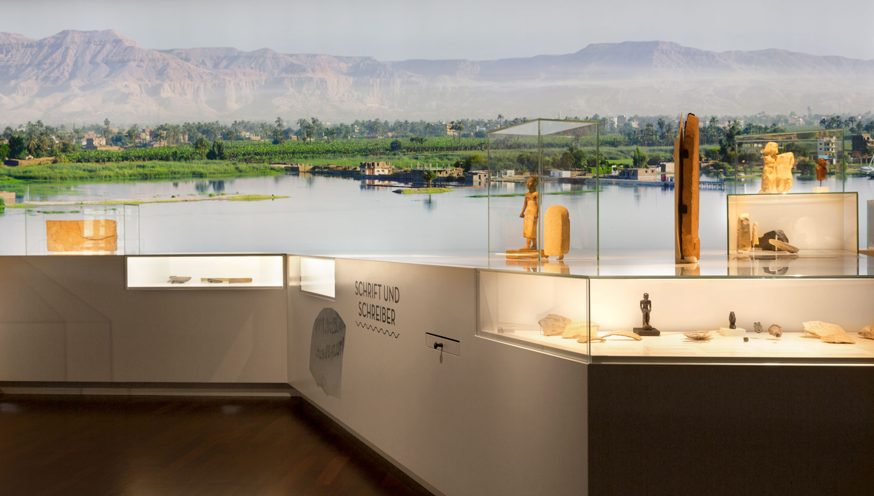 Blick auf Aufsatzvitrinen mit unterschiedlichen Exponaten im Hintergrund großes Foto von Leben am Nil
