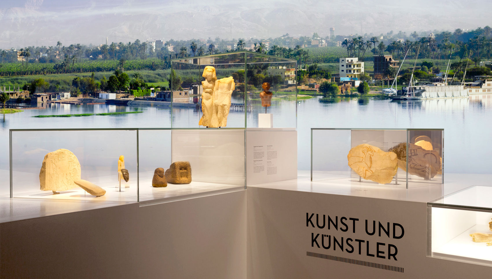Blick auf Aufsatzvitrinen mit unterschiedlichen Exponaten im Hintergrund großes Foto von Leben am Nil