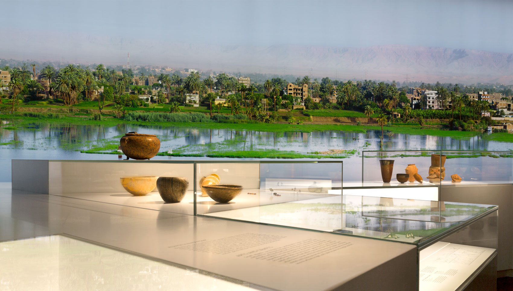 Blick auf Aufsatzvitrinen mit unterschiedlichen Exponaten im Hintergrund großes Foto von Leben am Nil
