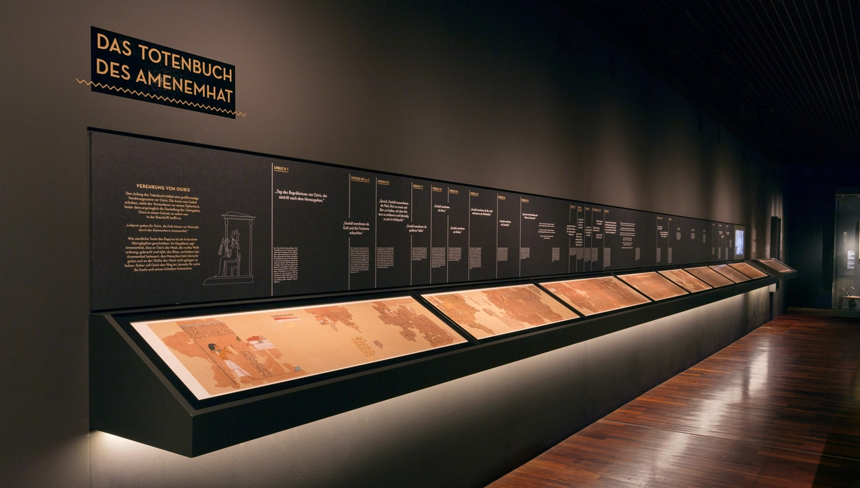 Langes unterleuchtetes Pult mit verschiedenen Grafiken