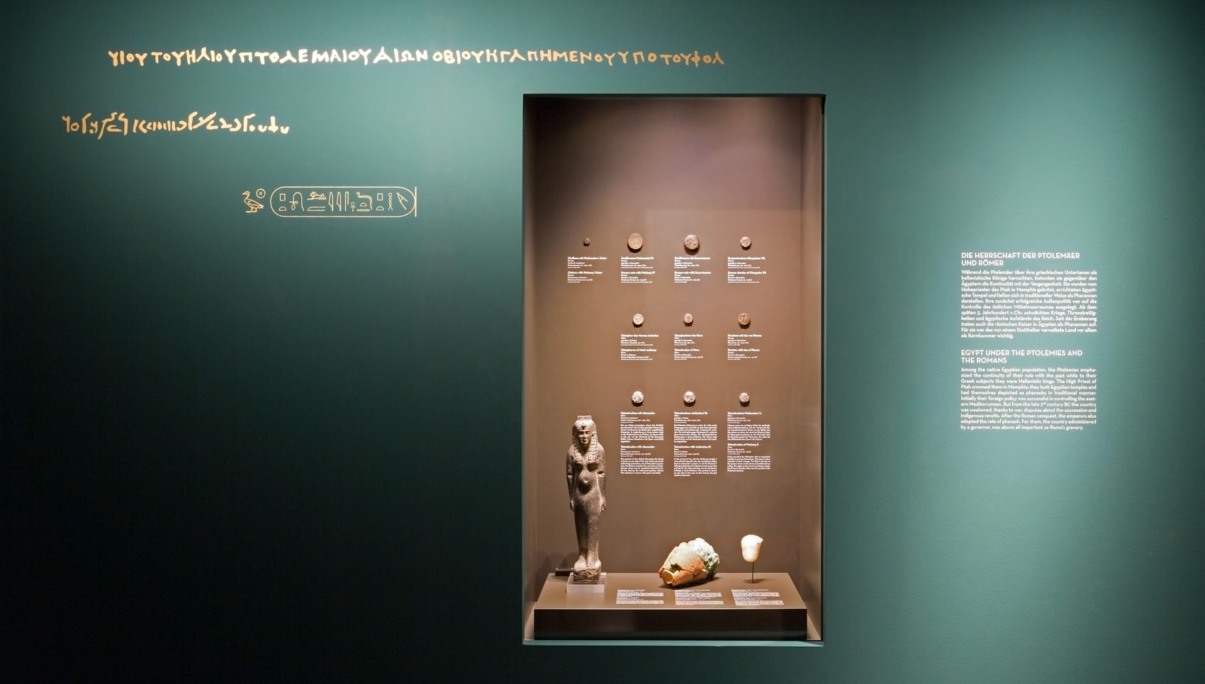 Blick auf Wandvitrine mit Text "Die Herrschaft der ptolemäer und römer"