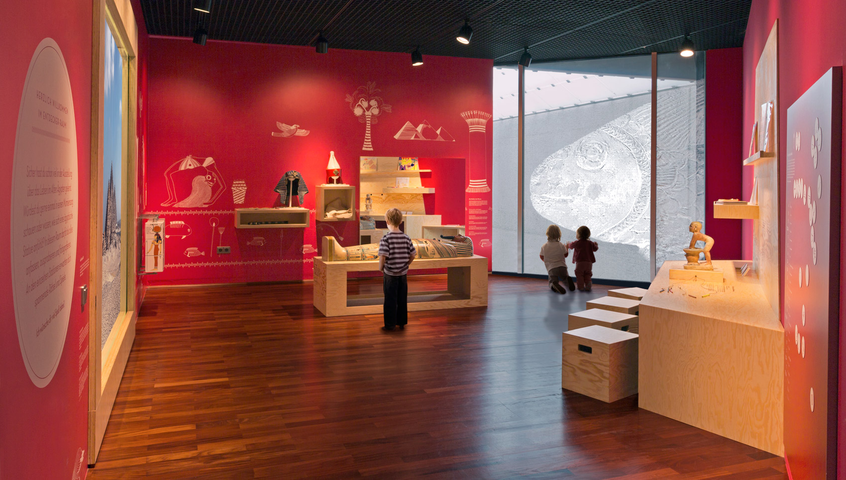 Kind betrachtet Sarkophag