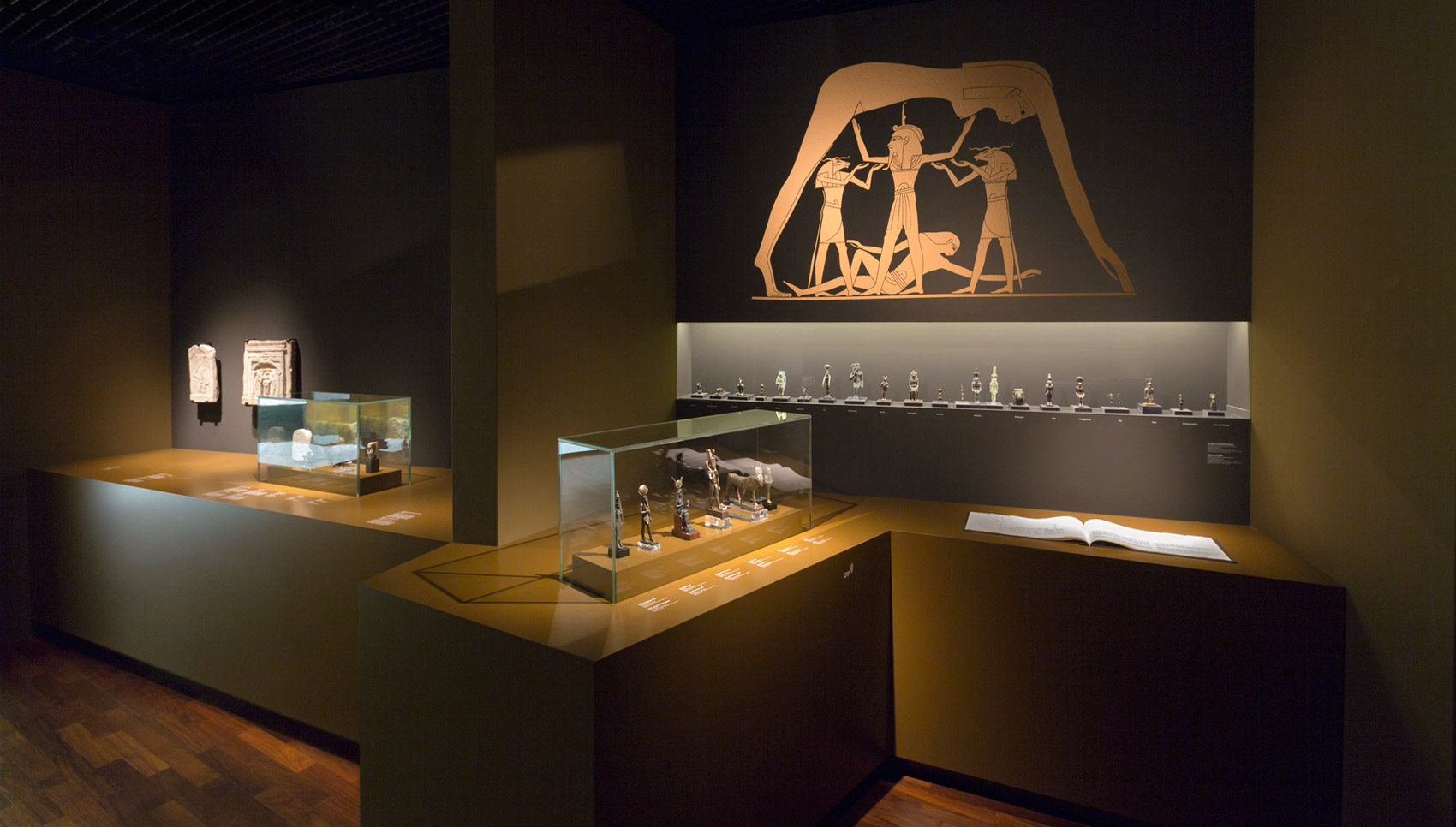 dunkelocker farbenes Ausstellungsmöbel mit Aufsatzvitrine