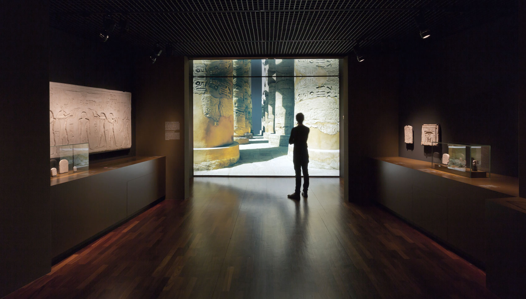 Besucher blickt auf große Projektion