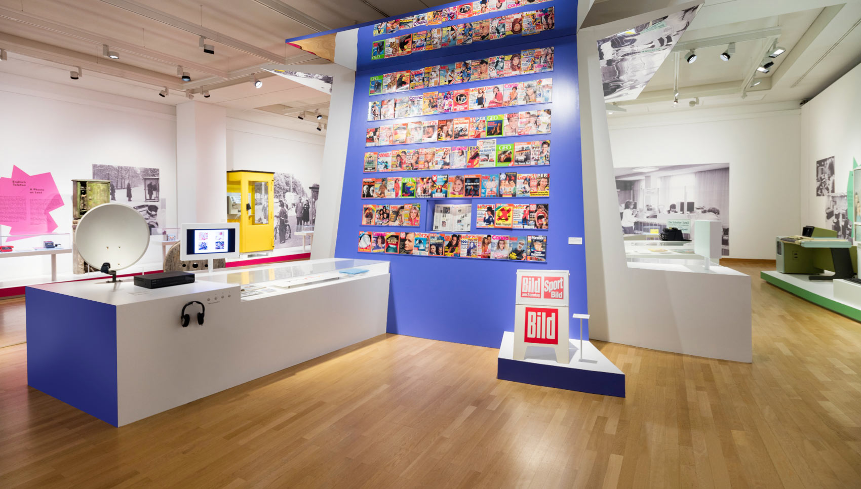 Blick auf blaue Ausstellungswand mit verschiedenen Magazinen