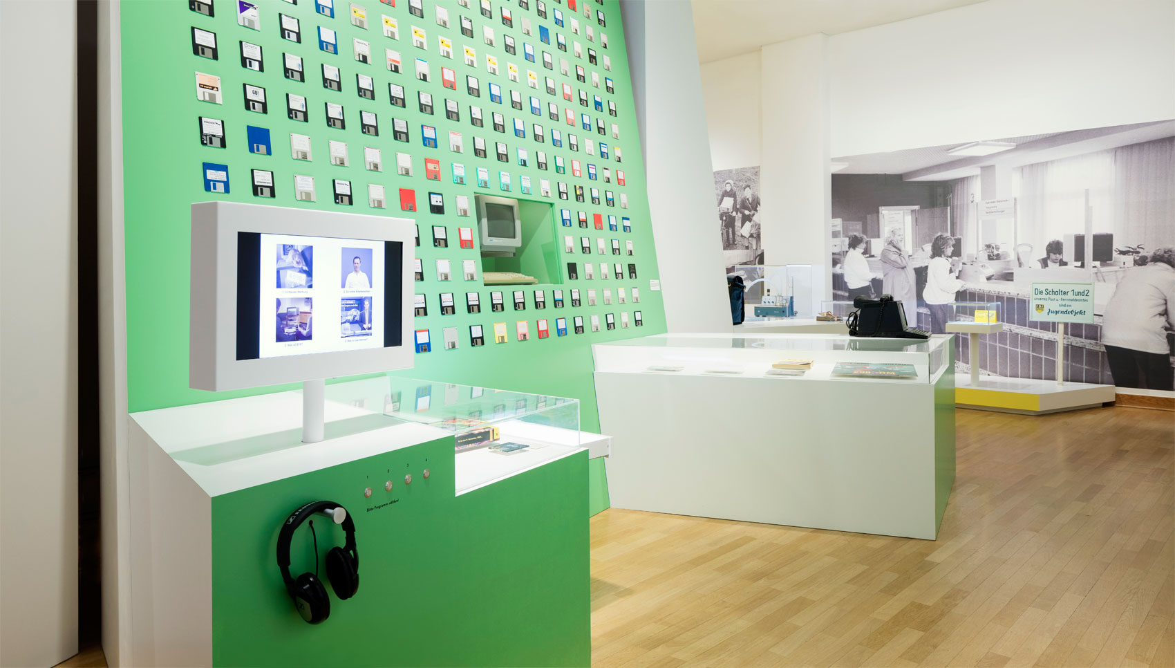 Blick auf grüne Wand mit Disketten