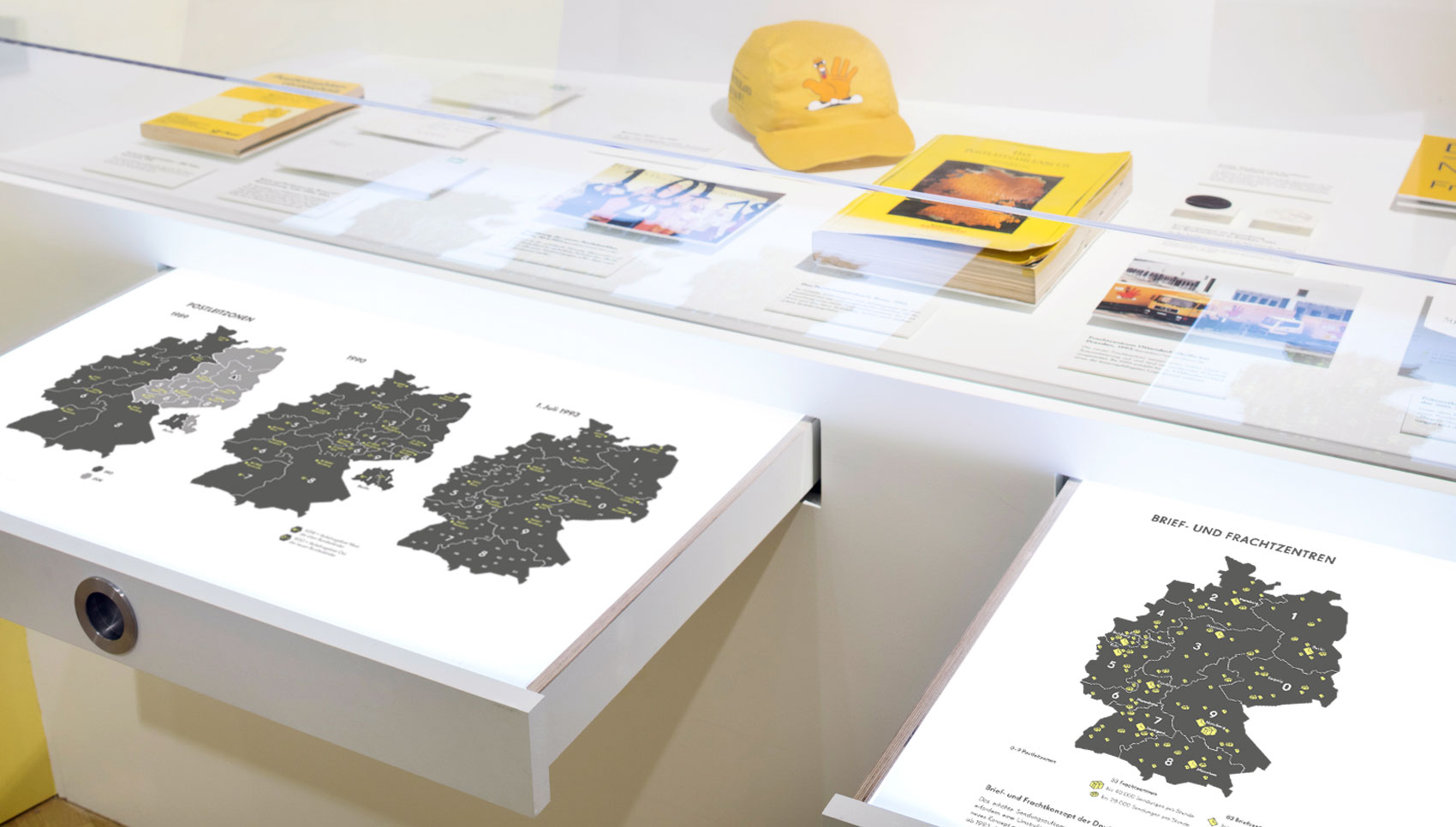 weiße Auszüge unter Aufsatzvitrine