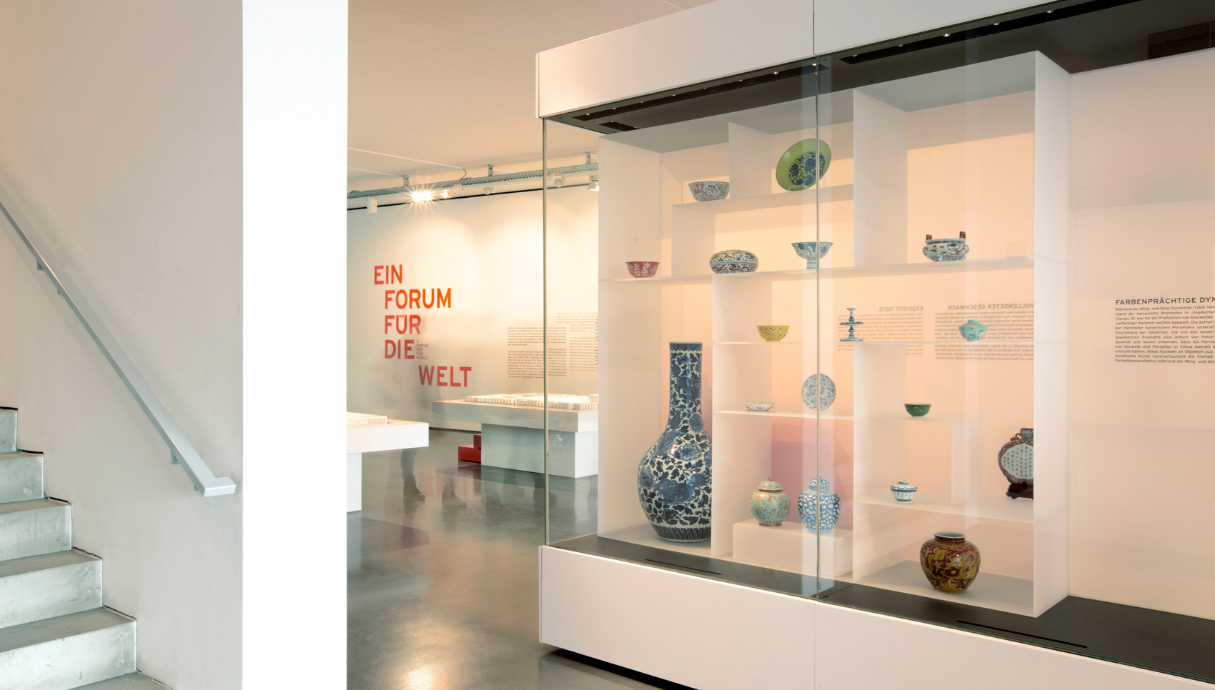 große Schrankvitrine mit unterschiedlichen Porzellan Exponaten