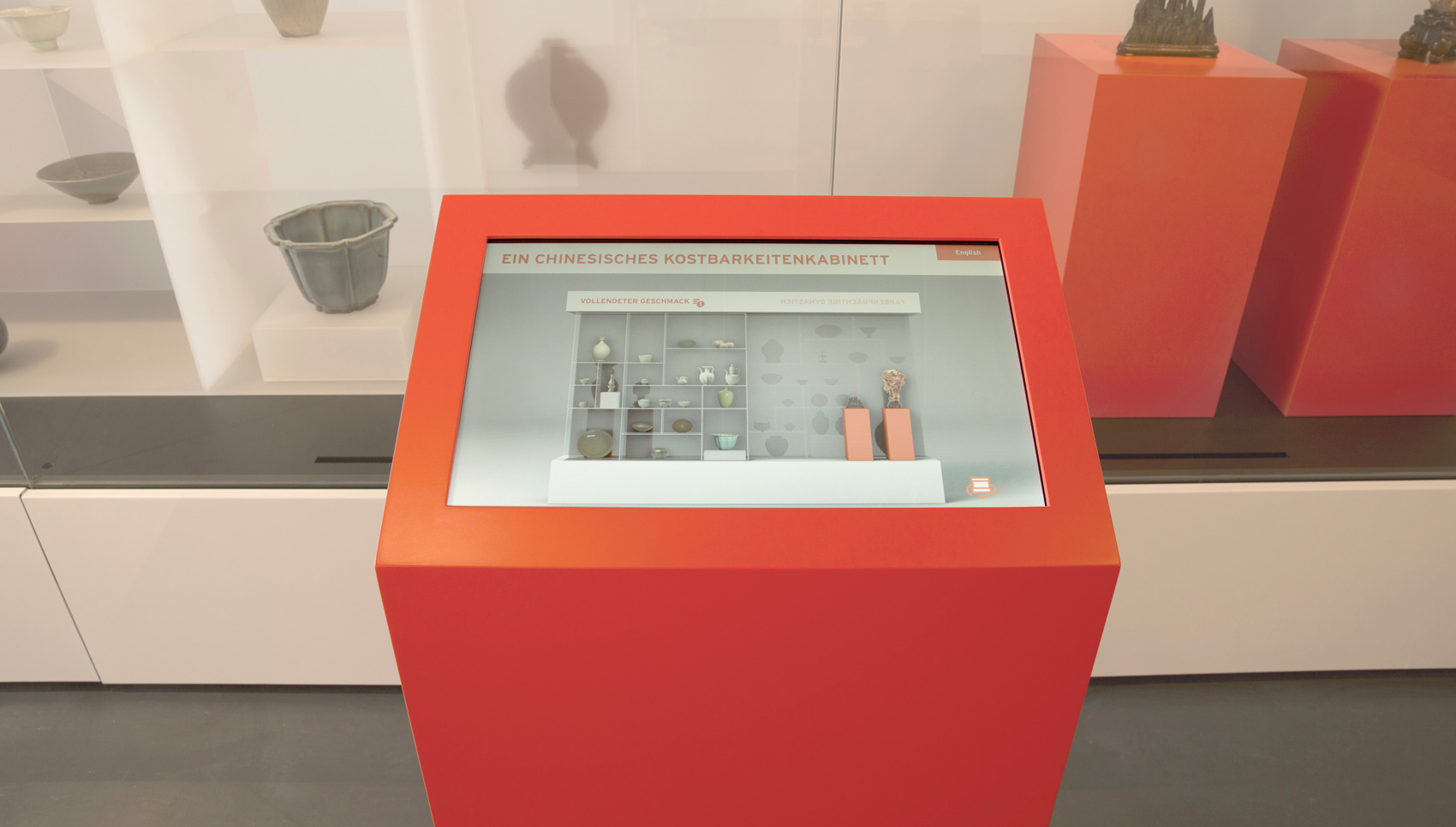Medienterminal "Ein chinesisches Kostbarkeitenkabinett" vor großer Schrankvitrine