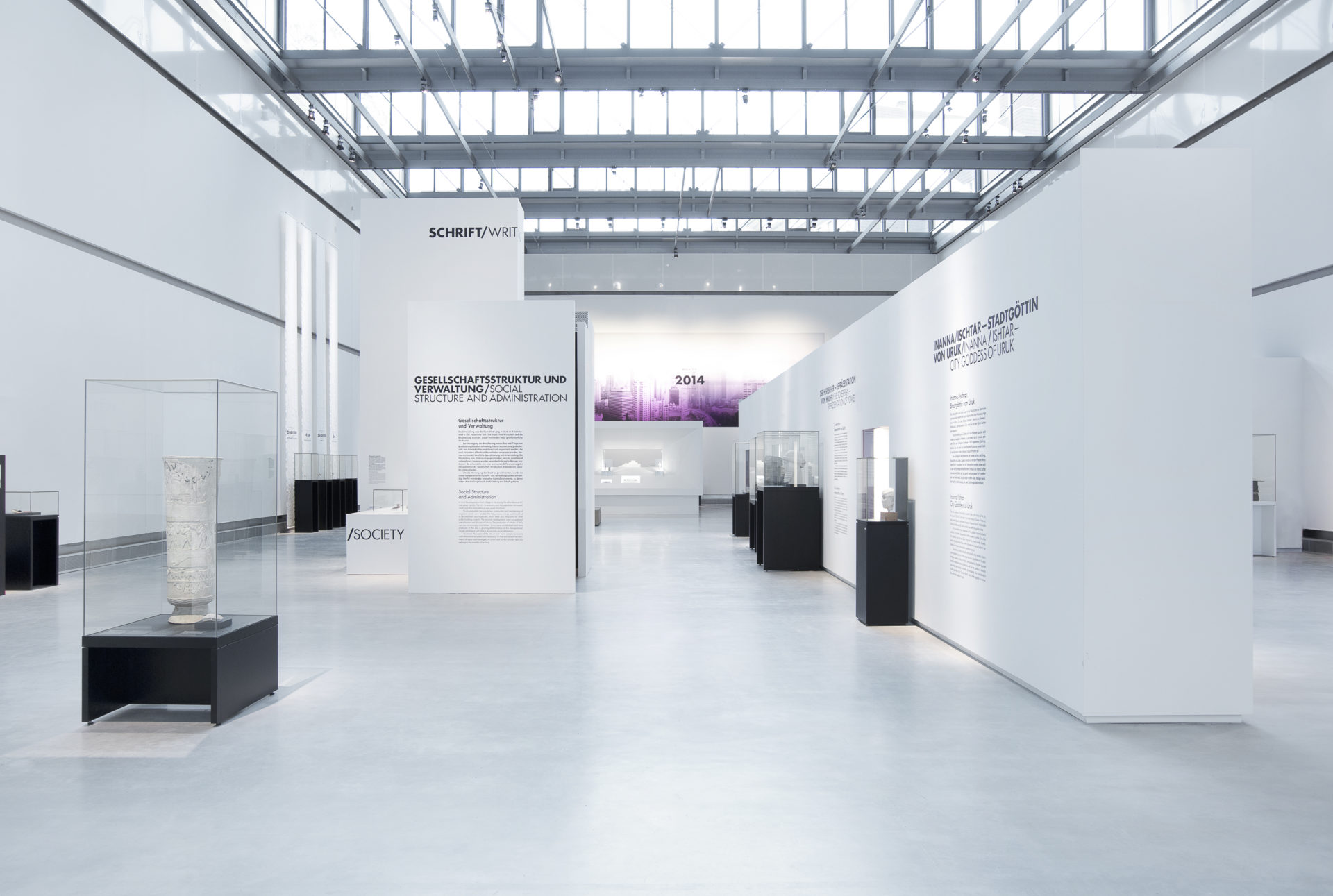 Ausstellungsraum mit weißen Wänden und schwarzen Vitrinenmöbeln