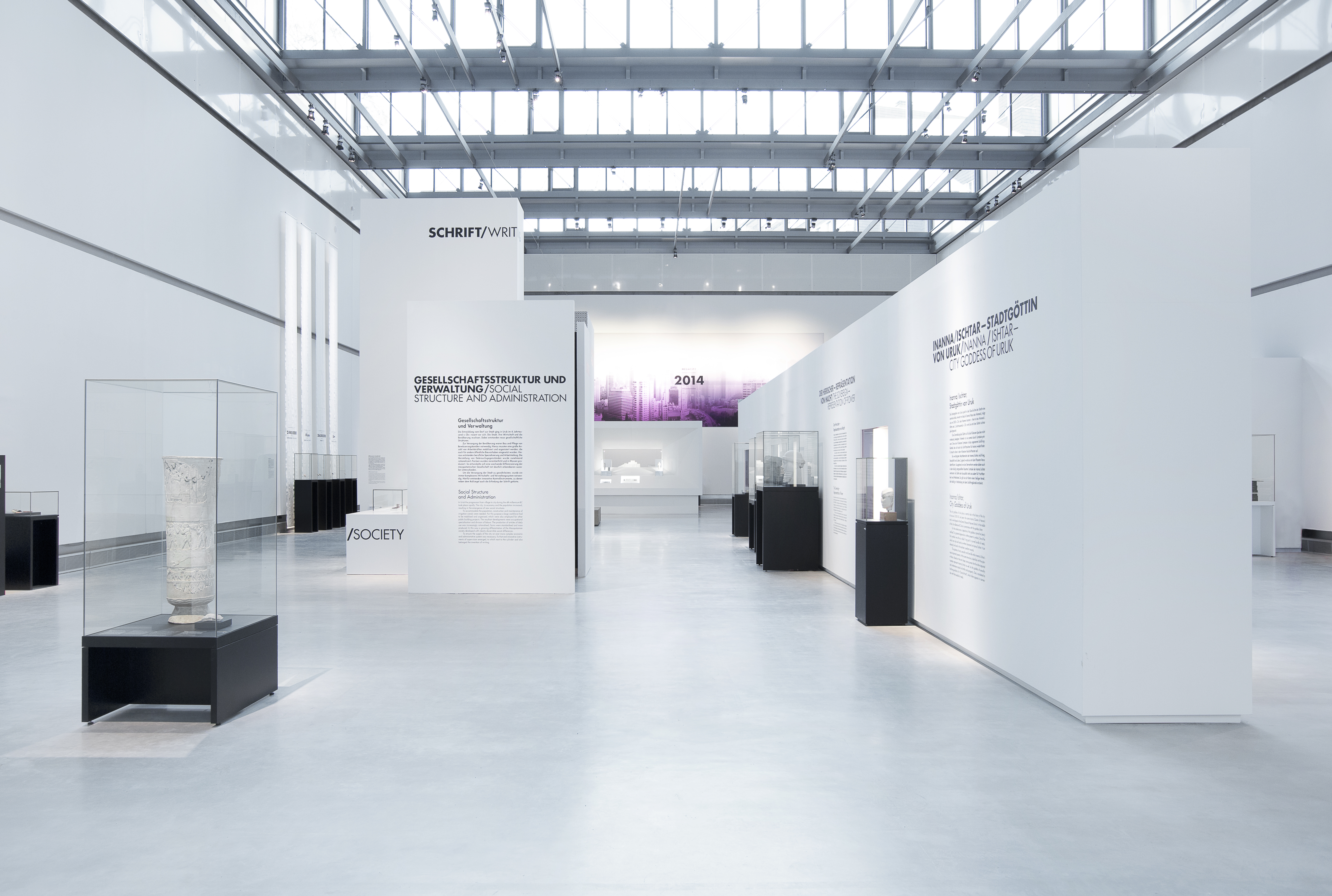 Ausstellungsraum mit weißen Wänden und schwarzen Vitrinenmöbeln