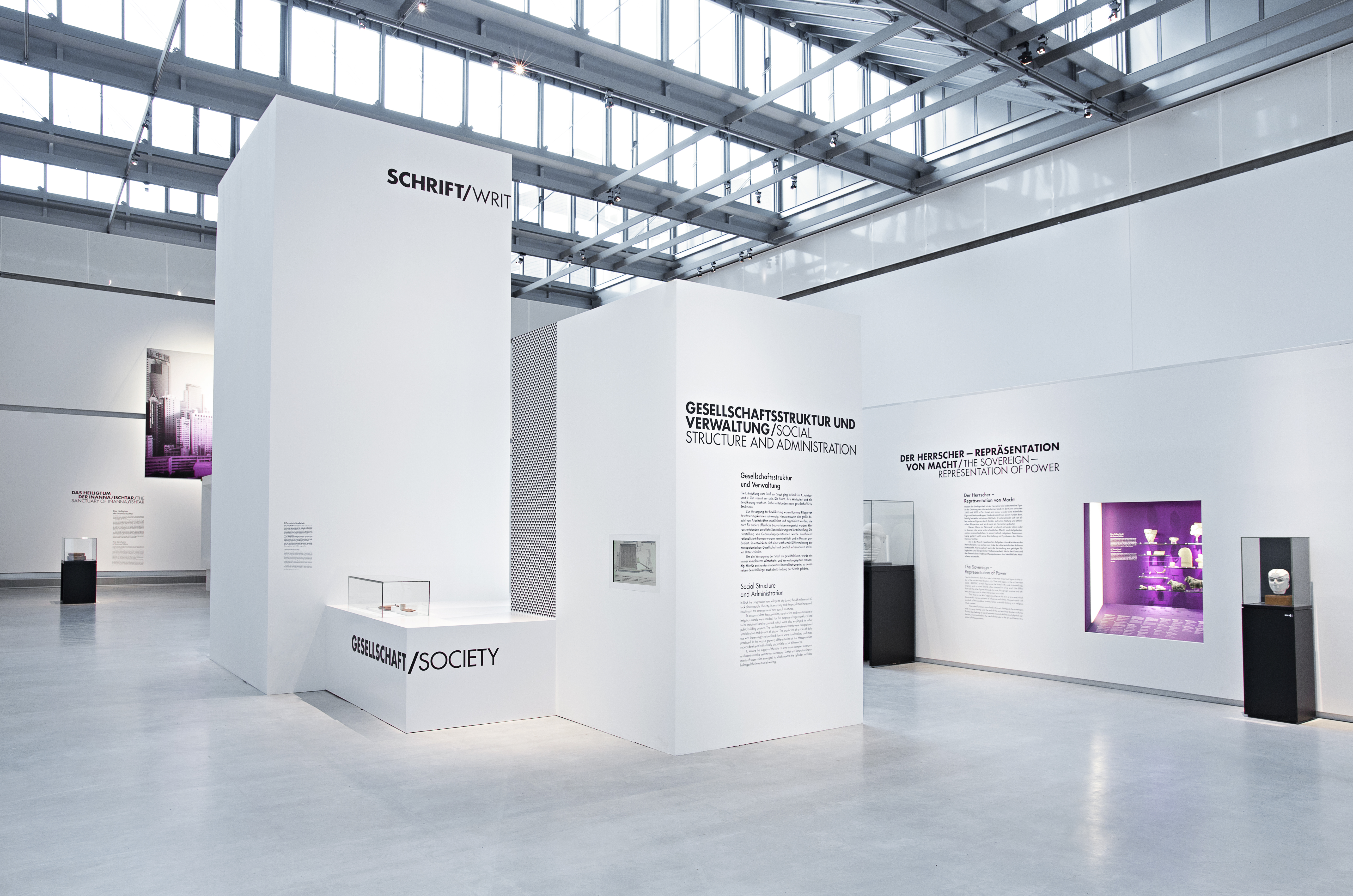 hohe weiße Ausstellungswände mit schwarzer Schrift