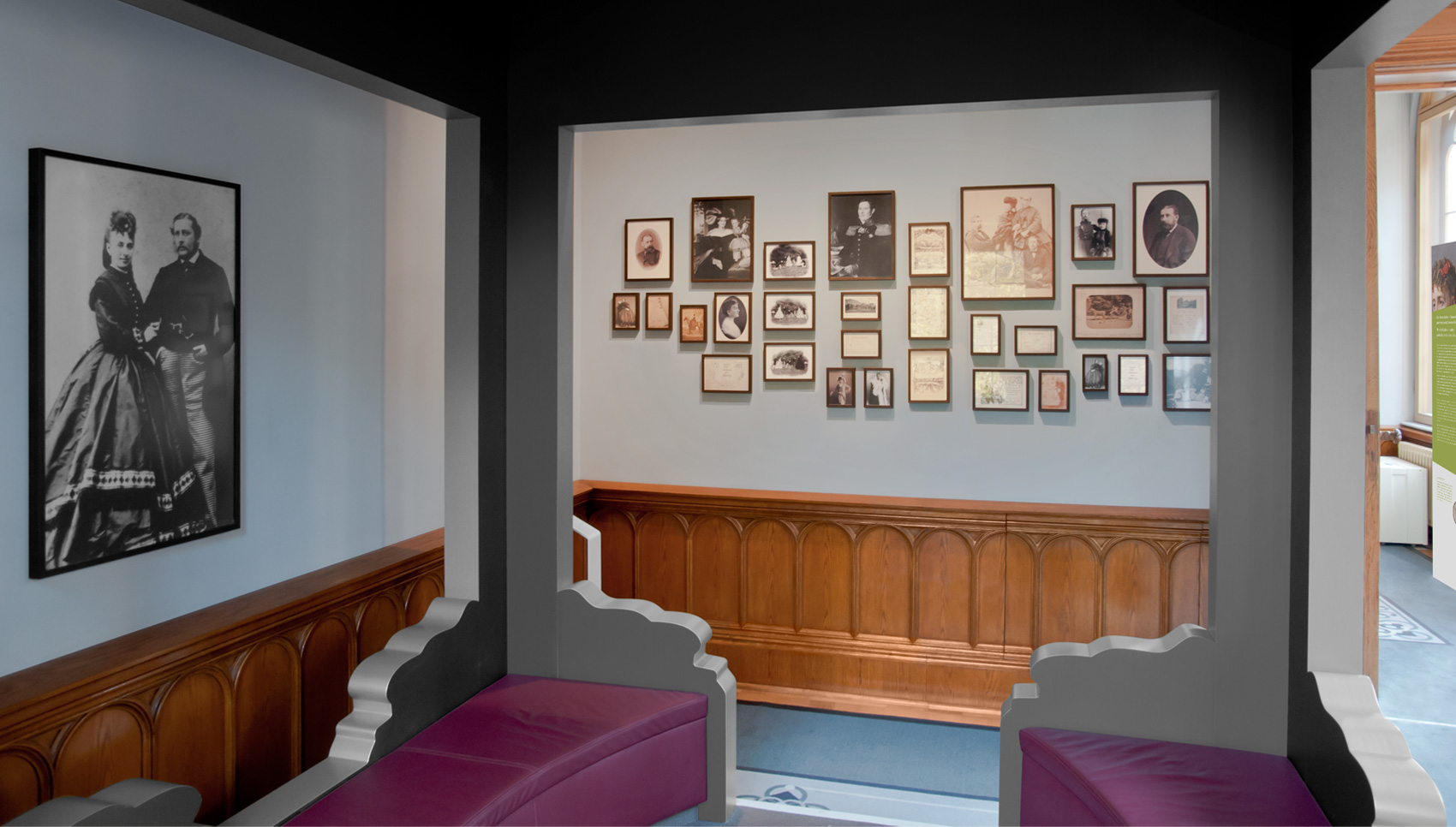 Blick aus nachgebautem Himmelbett auf Wand voller eingerahmter Fotografien in schwarz-weiß und sepia