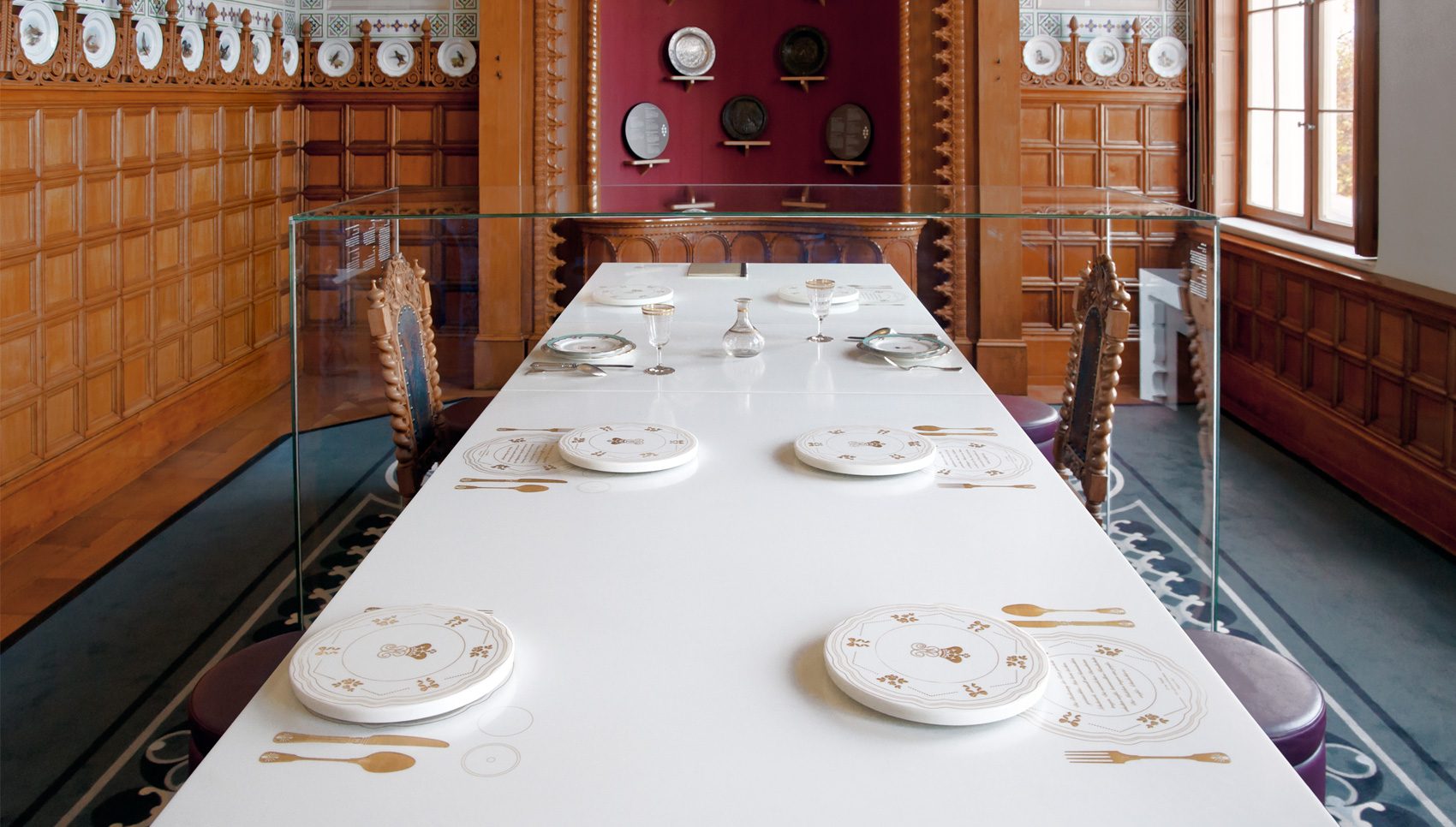 nachgebaute Esstafel mit Bereich unter dem sich Original Esstisch Exponate befinden