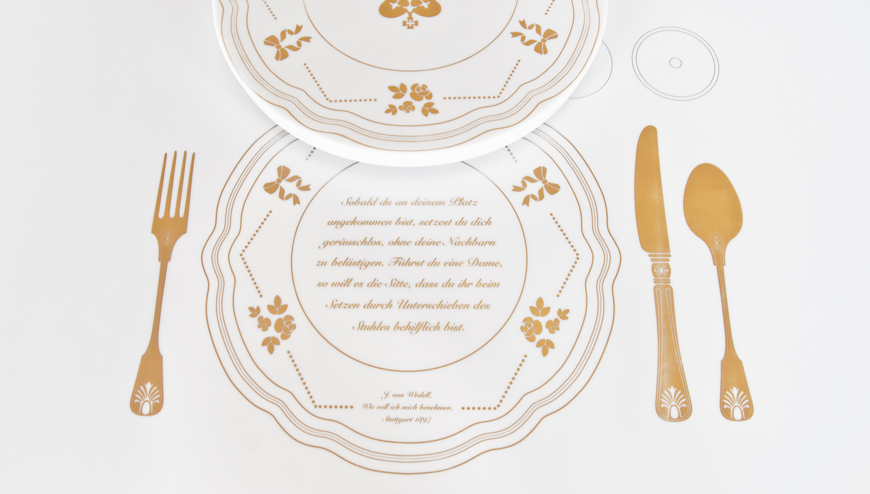 Nahaufnahme von Esstafelmöbel, indem man eine Platte drehen kann, die Erklärungstext preisgibt.