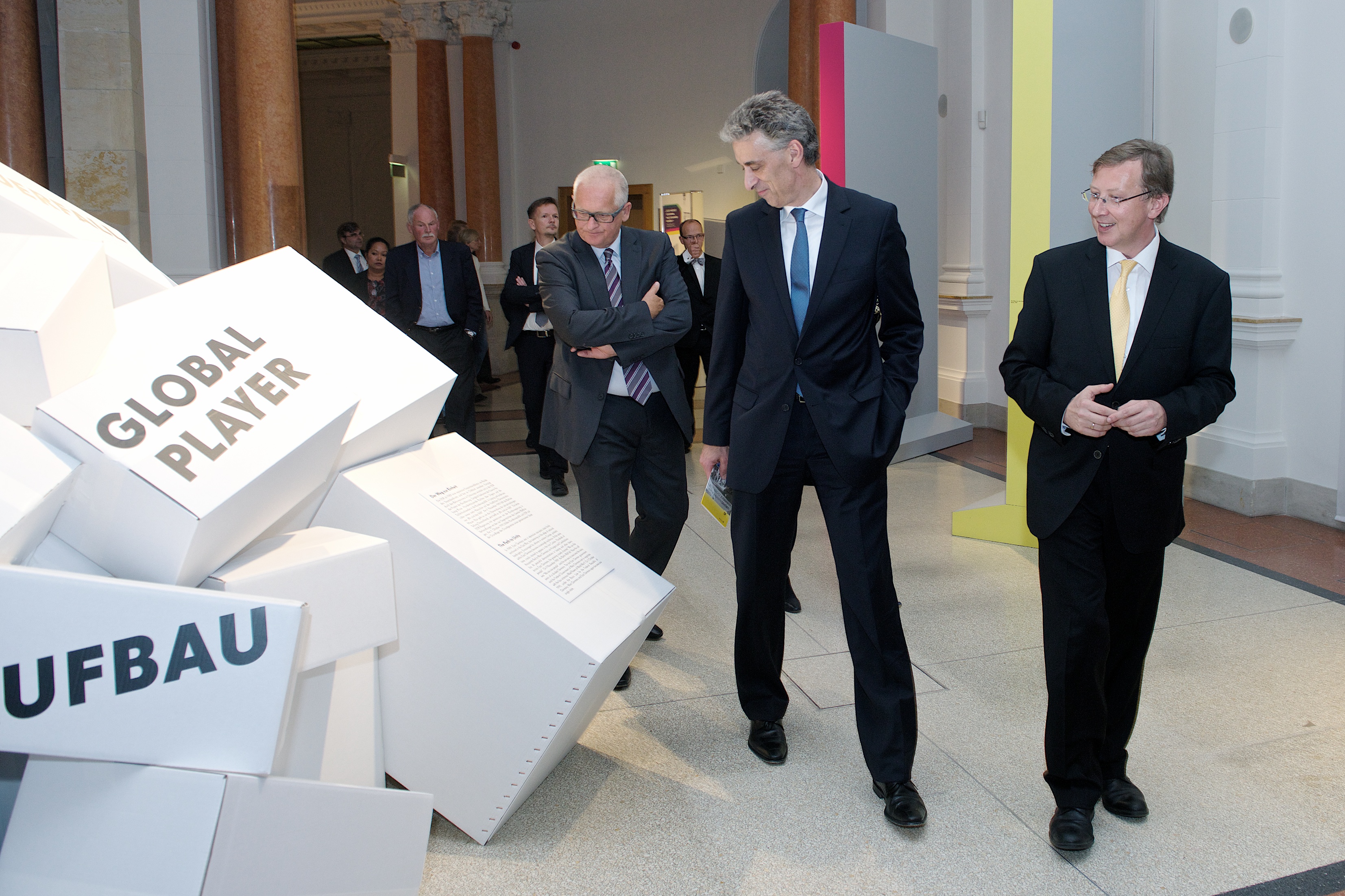 Frank Appel läuft durch die Ausstellung