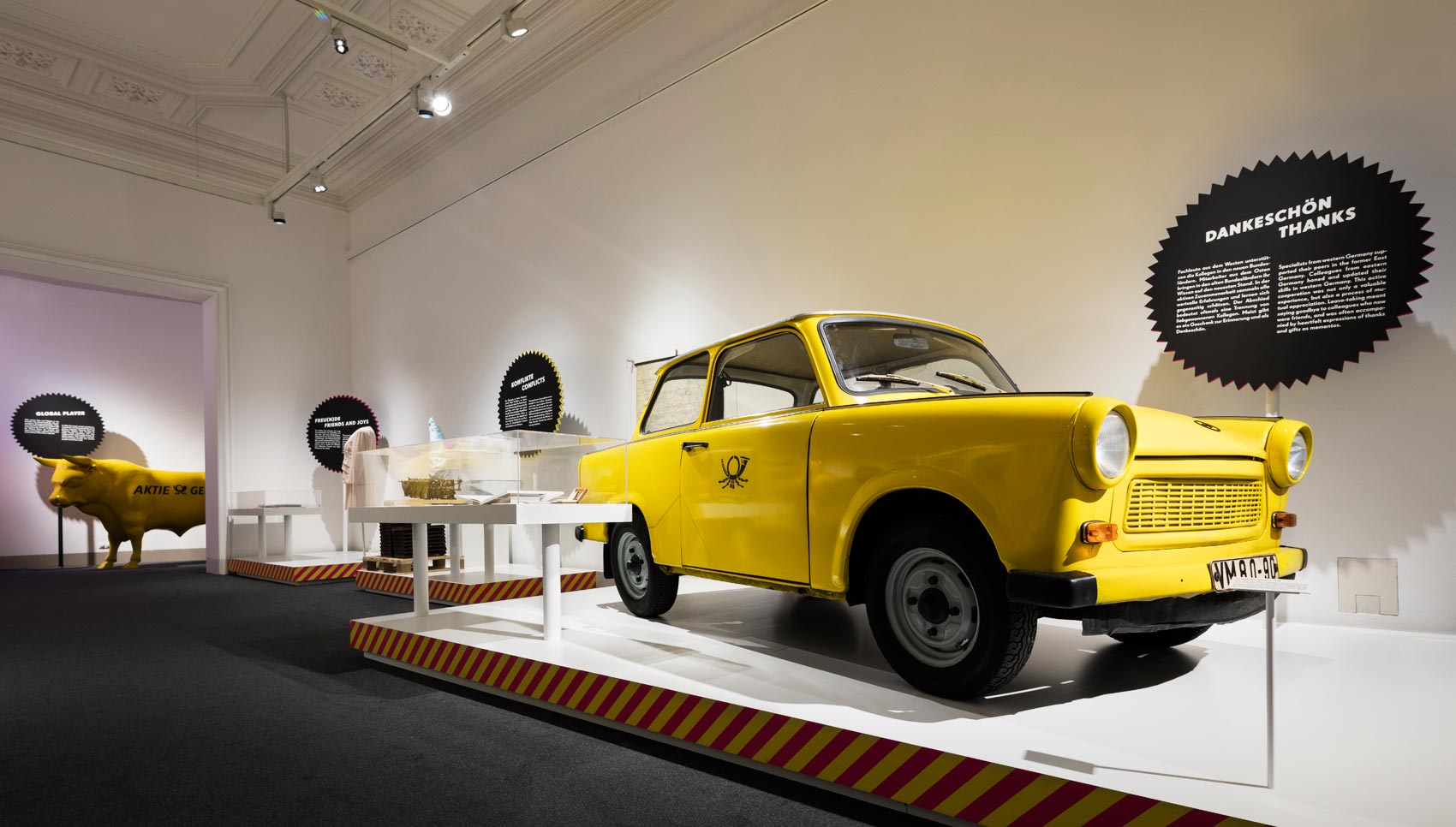 Gelber Trabant mit Post-Logo auf der Tür