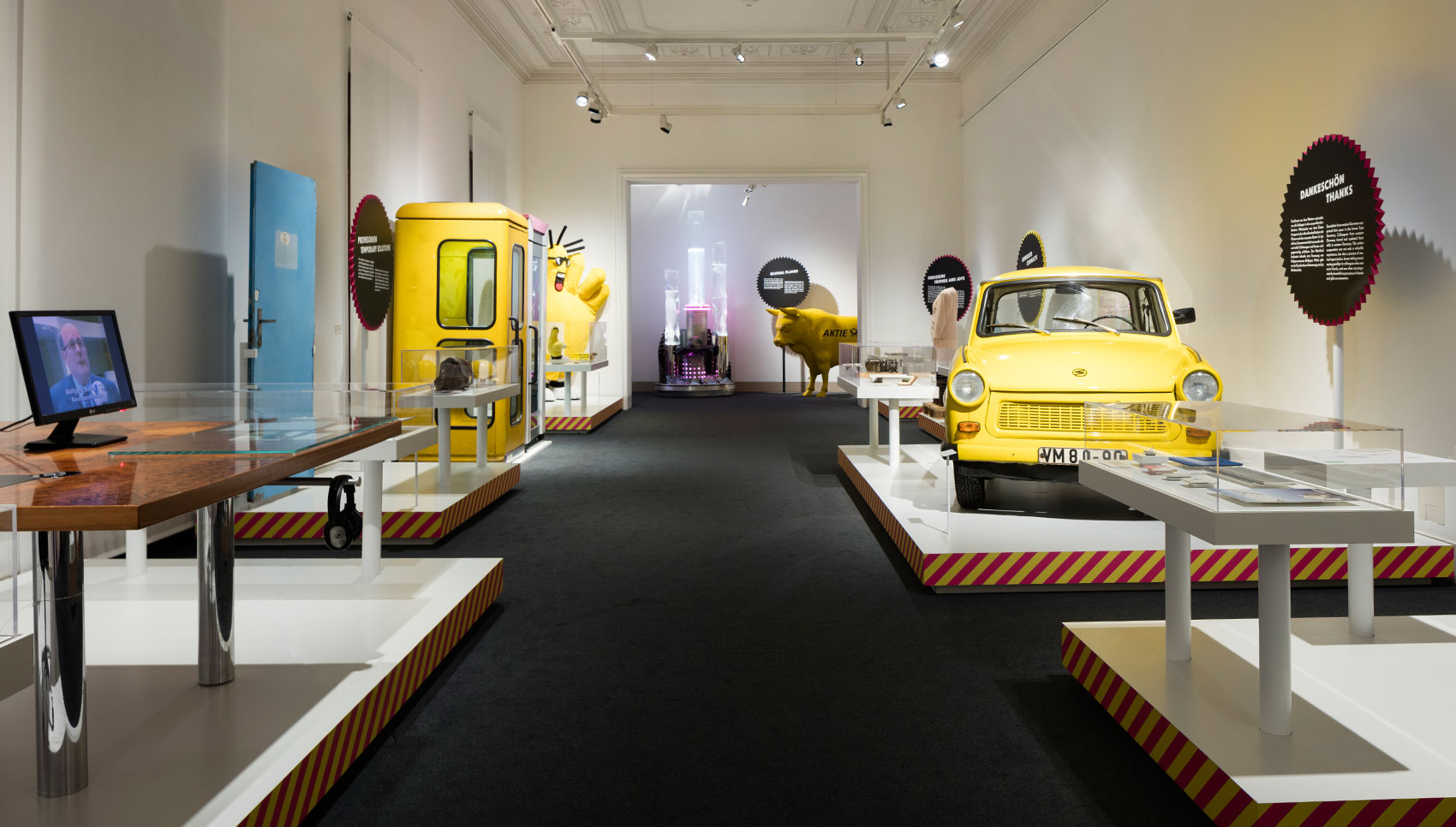 Raumblick auf verschiedene Vitrinen und Exponate