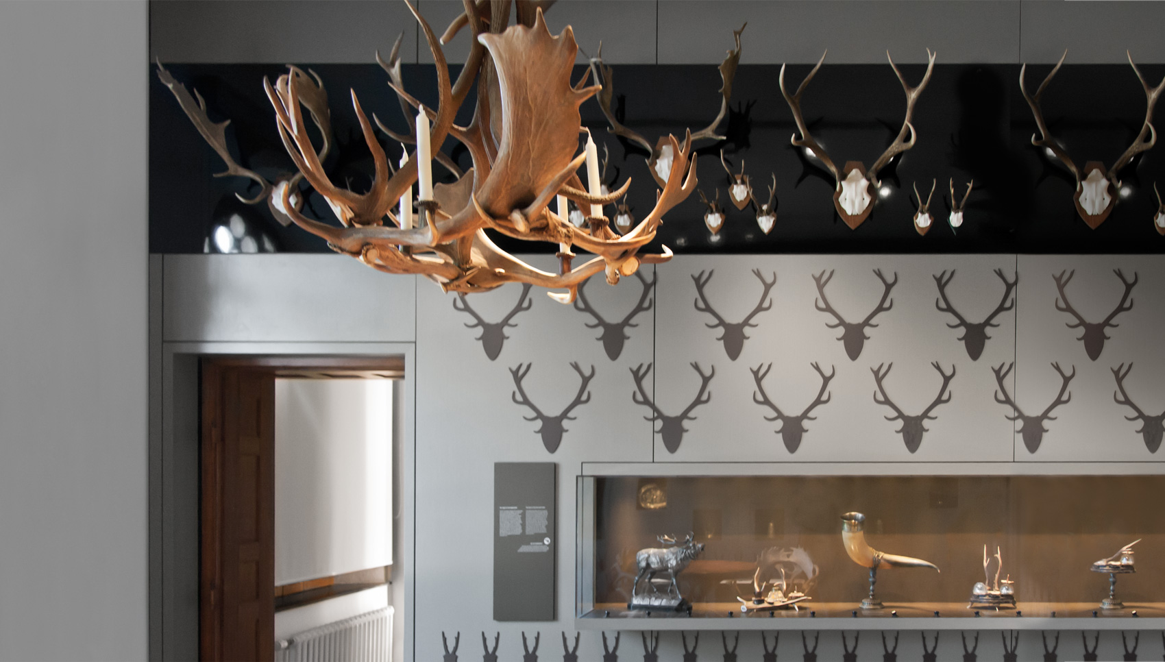 Nahaufnahme eines Kerzenleuchters aus Hirschgeweihen