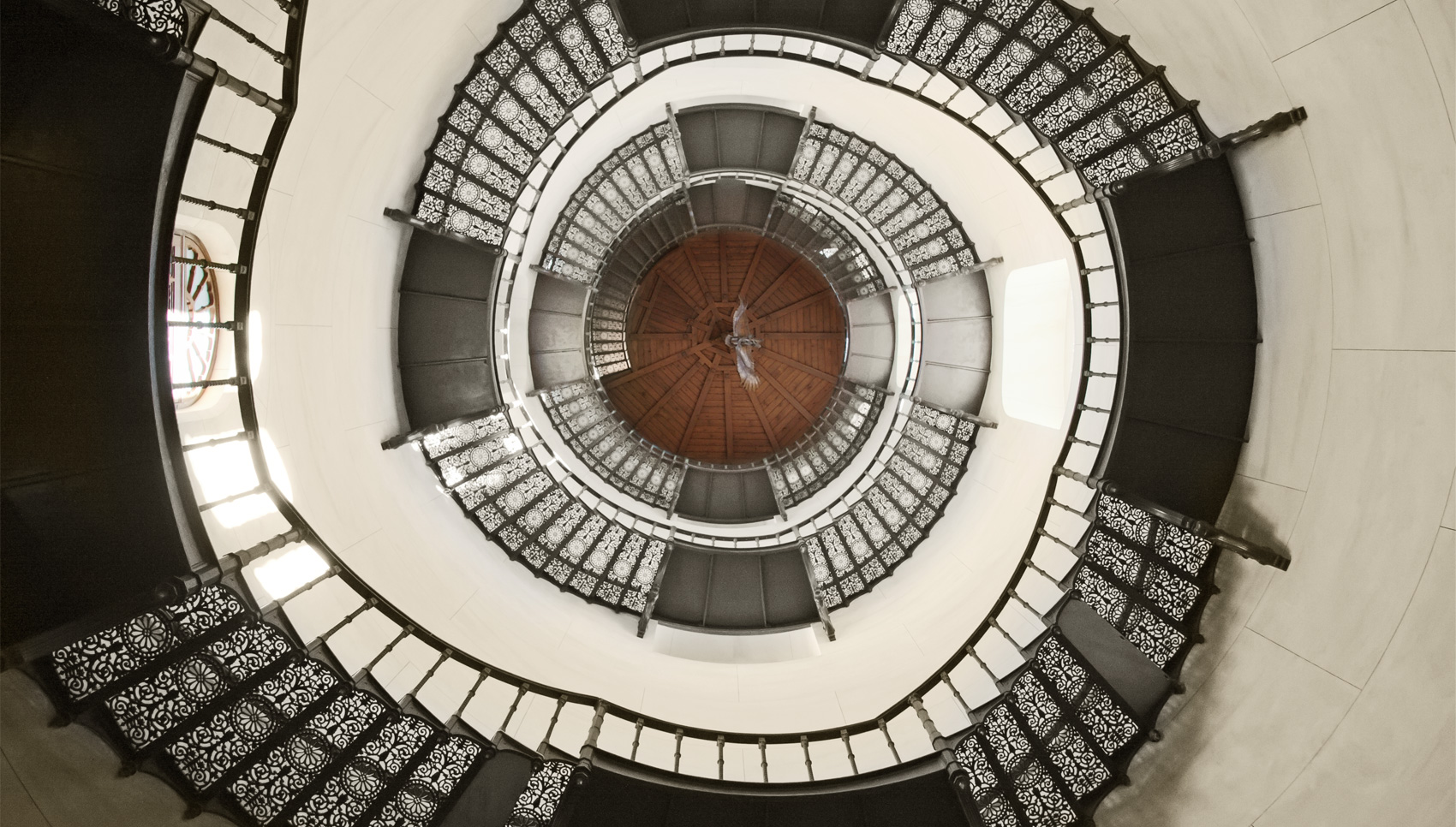 Blick nach oben in Wendeltreppenhaus