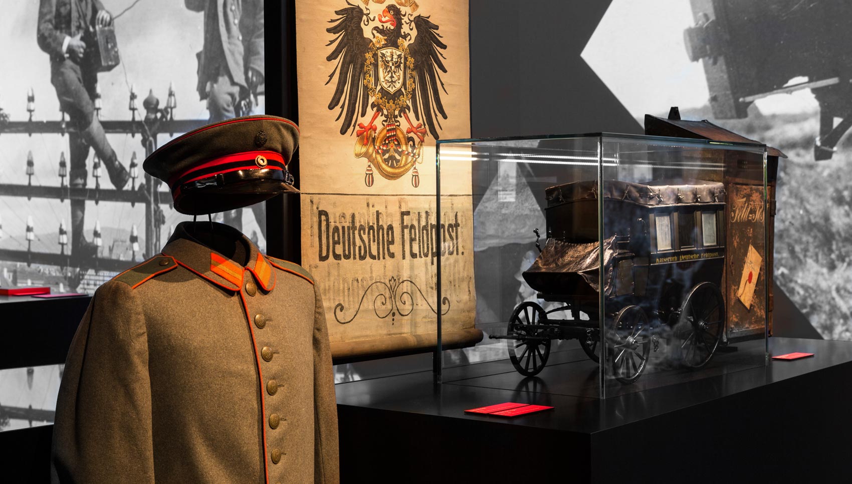 Nahaufnahme Exponat Uniform und Modell Kutsche