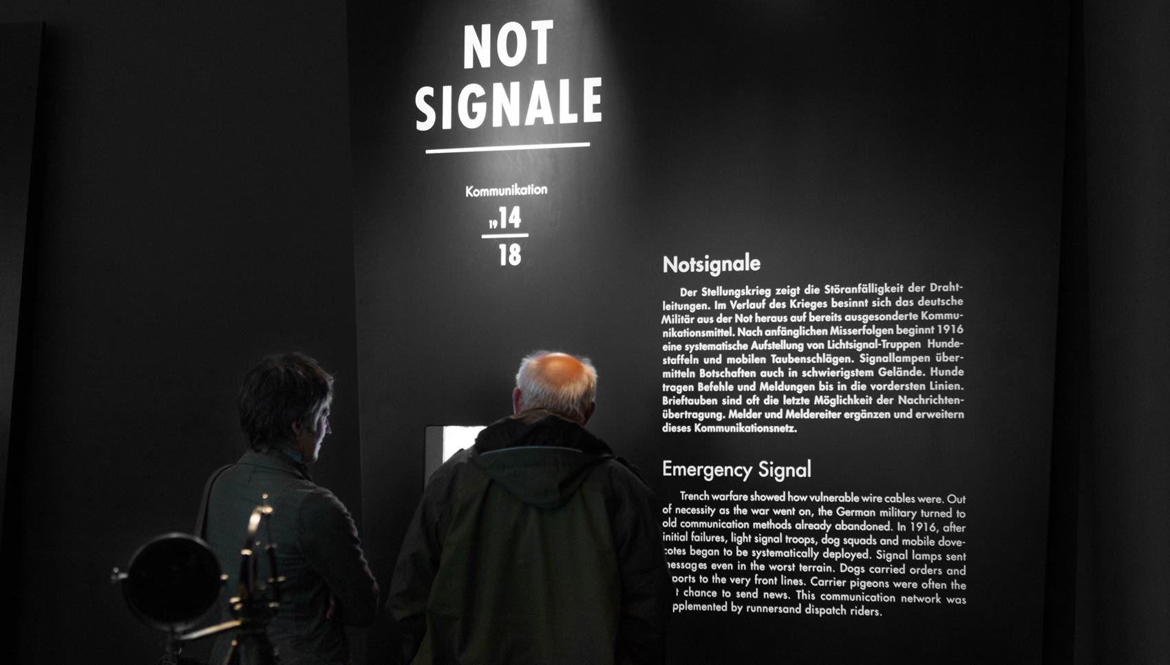 weiße Schrift "Not-Signale" auf schwarzer Wand