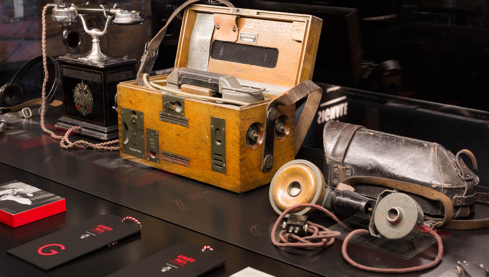 Nahaufnahme Exponate alte Kommunikationsgeräte