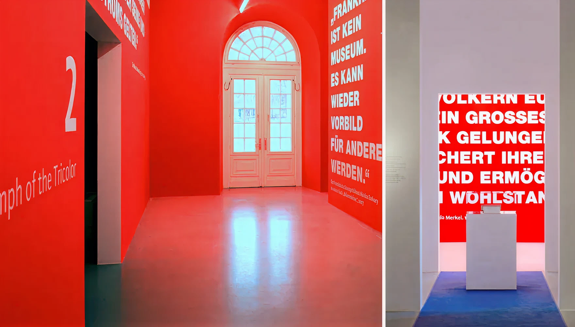 Raum mit roten Wänden und großer weißer Schrift