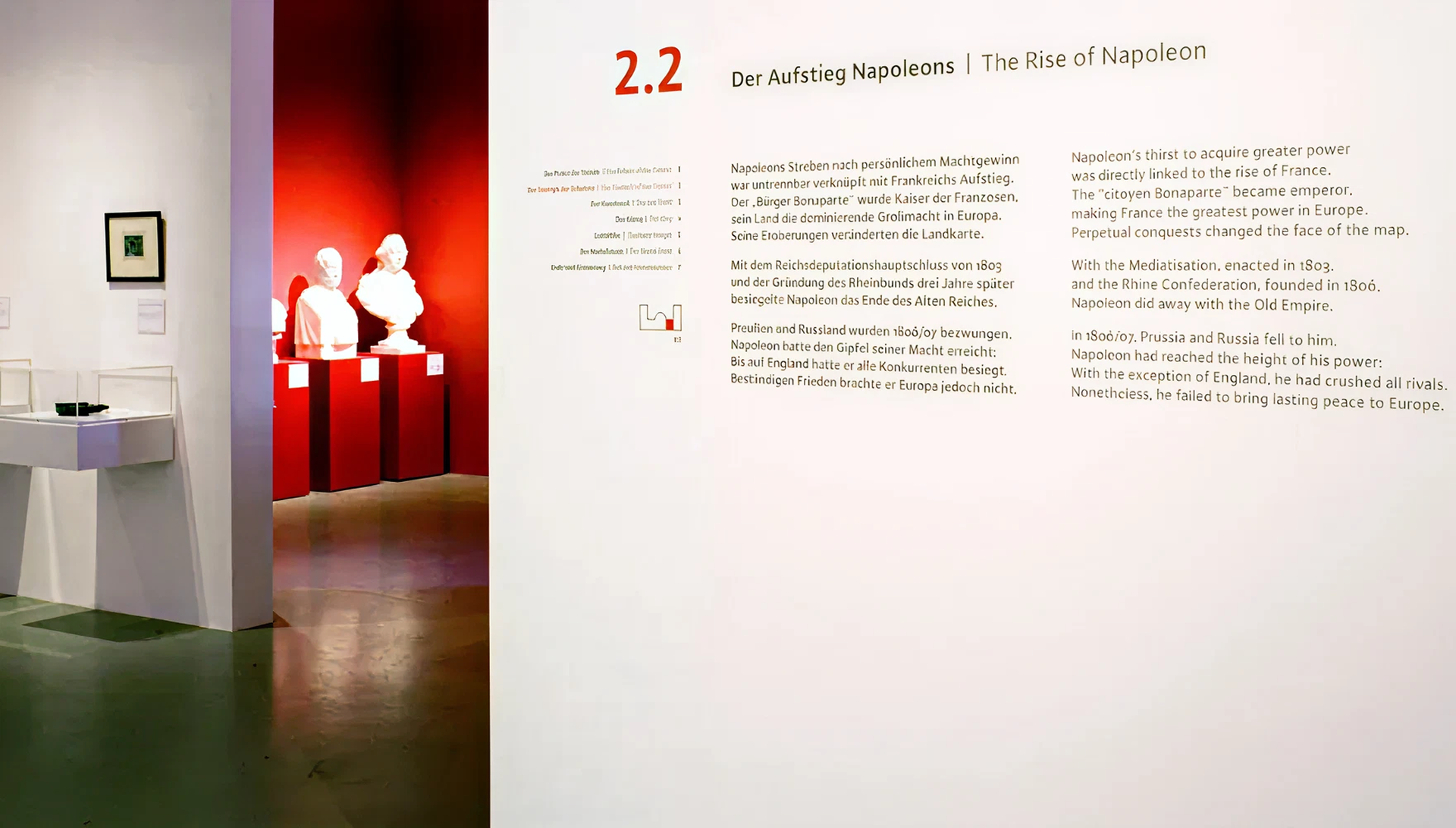 schwarzer Text "Der Aufstieg Napoleons" auf weißem Möbel