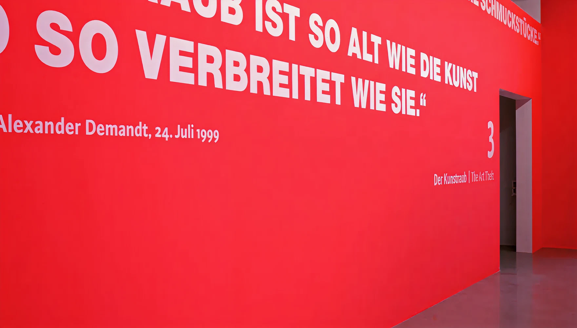 rote Wand mit weißer Schrift