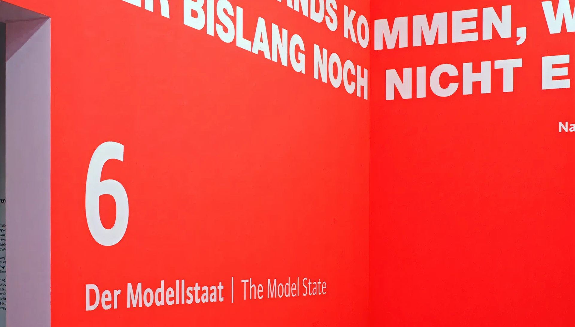 rote Wand mit weißer Schrift