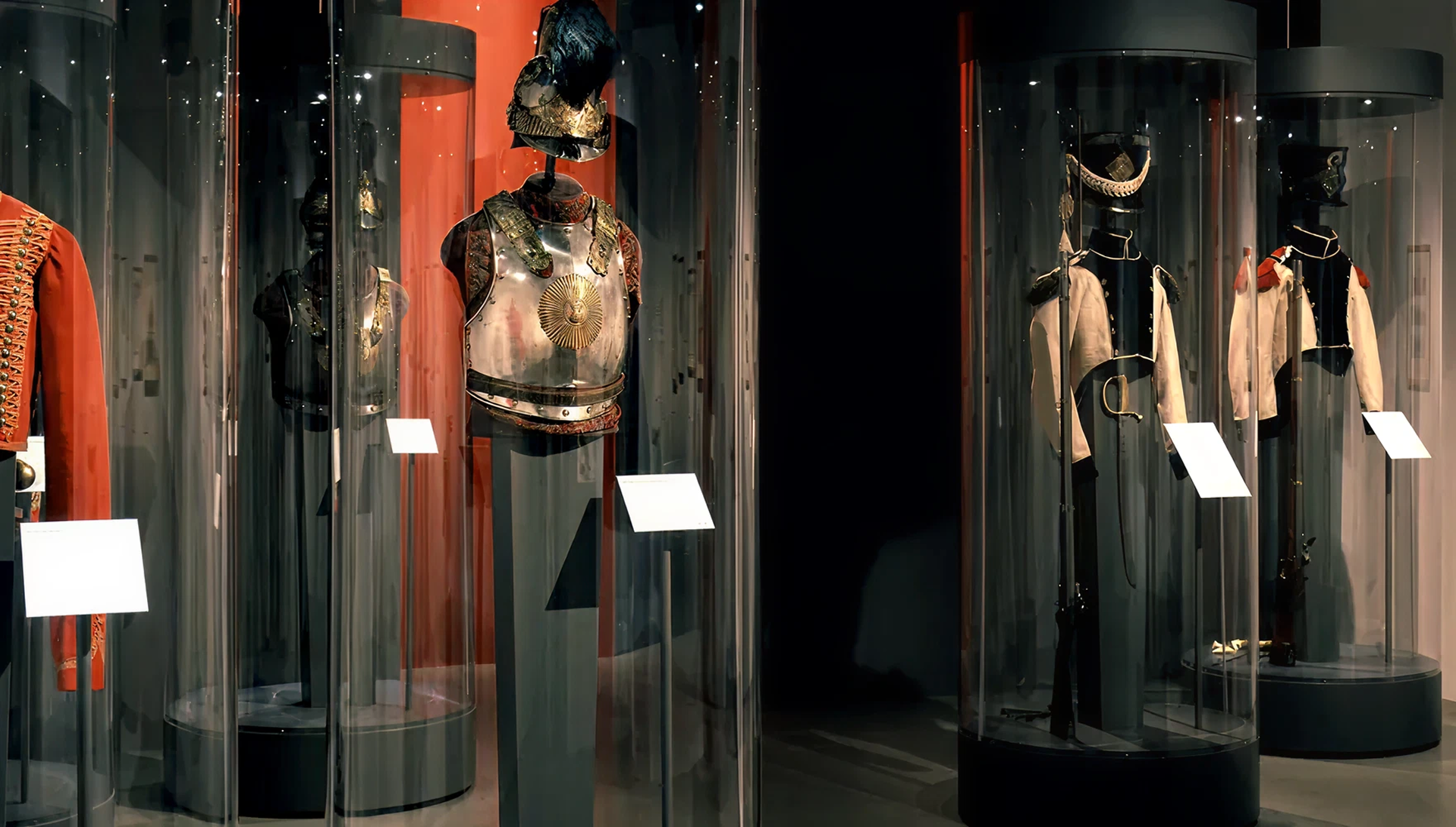 Menschenhohe Vitrinen in denen militärische Kleidung zu sehen ist