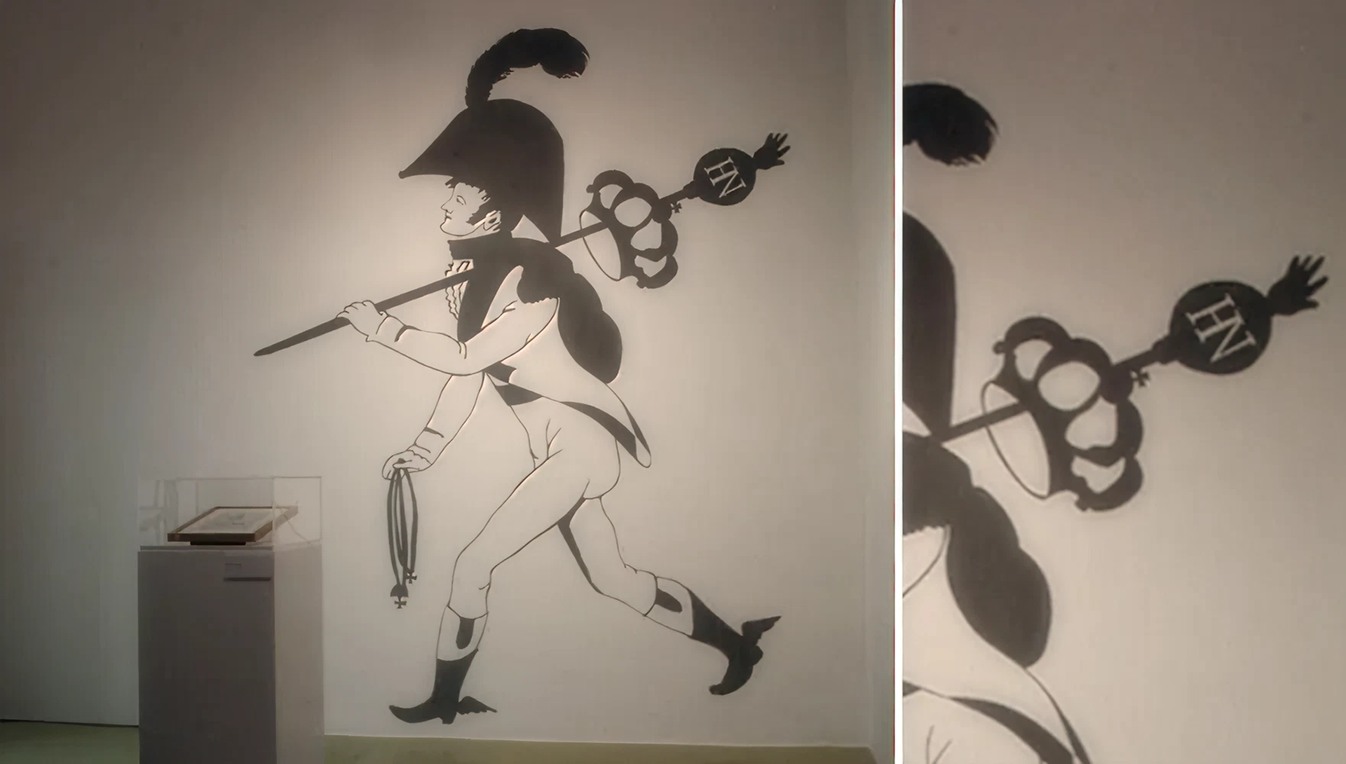 schwarze Illustration auf weißer Wand.