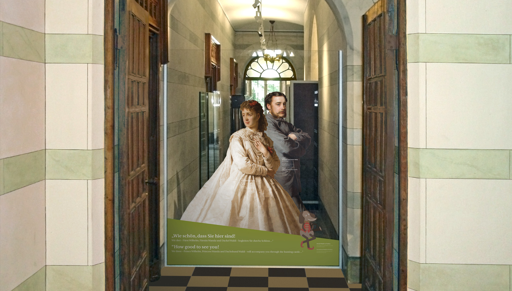 Blick in den Gang, der blockiert wird durch eine menschenhohe Glaswand, die bedruckt ist mit einer Grafik, auf der zwei Personen und die Kinderspur zu sehen sind. Text: „Wie schön, dass Sie hier sind! Wir drei – Fürst Wilhelm, Fürstin Wanda und Dackel Waldi – begleiten Sie durchs Schloss.“