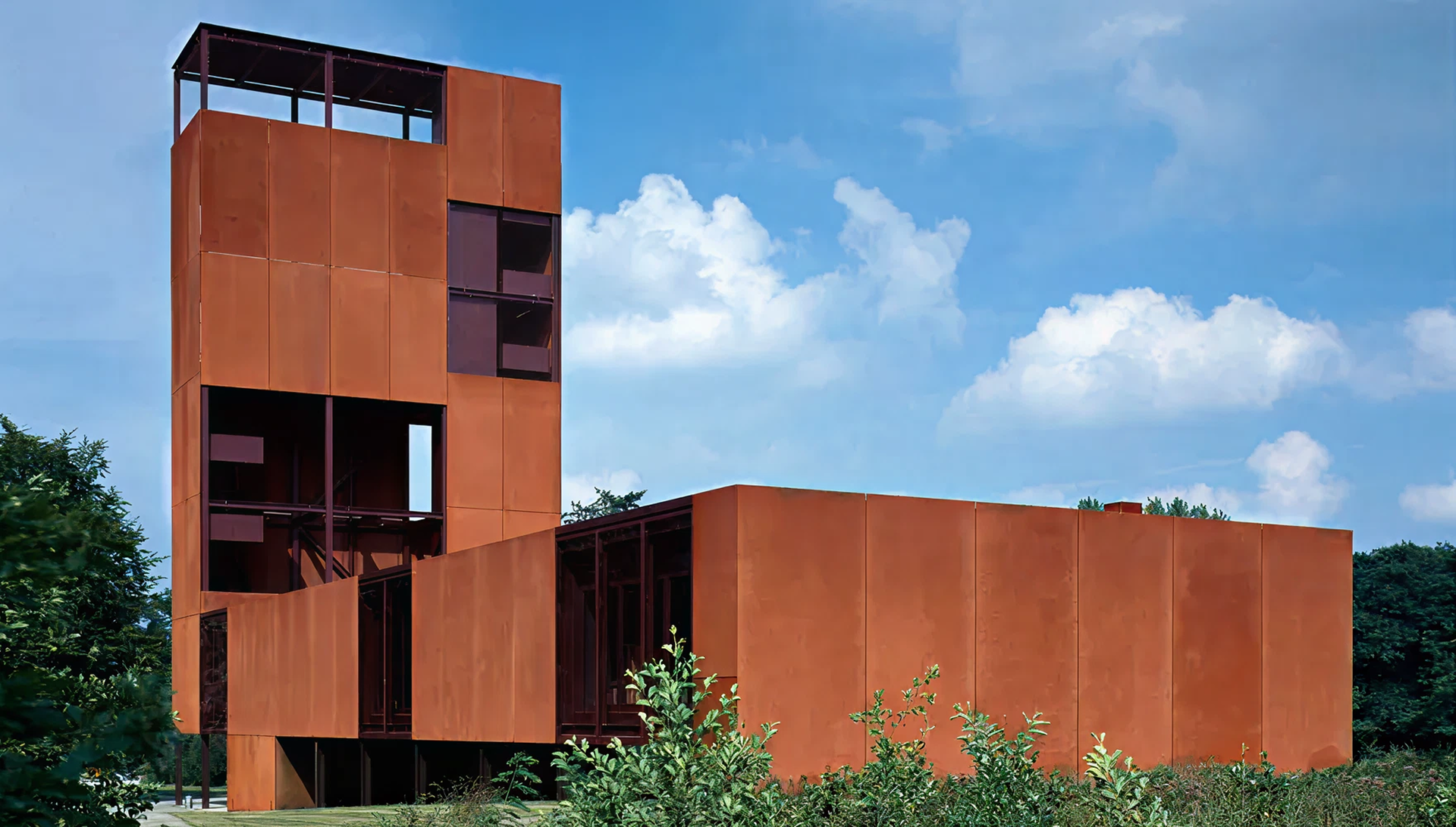 Moderne Architektur aus Corten-Stahl-Blechen