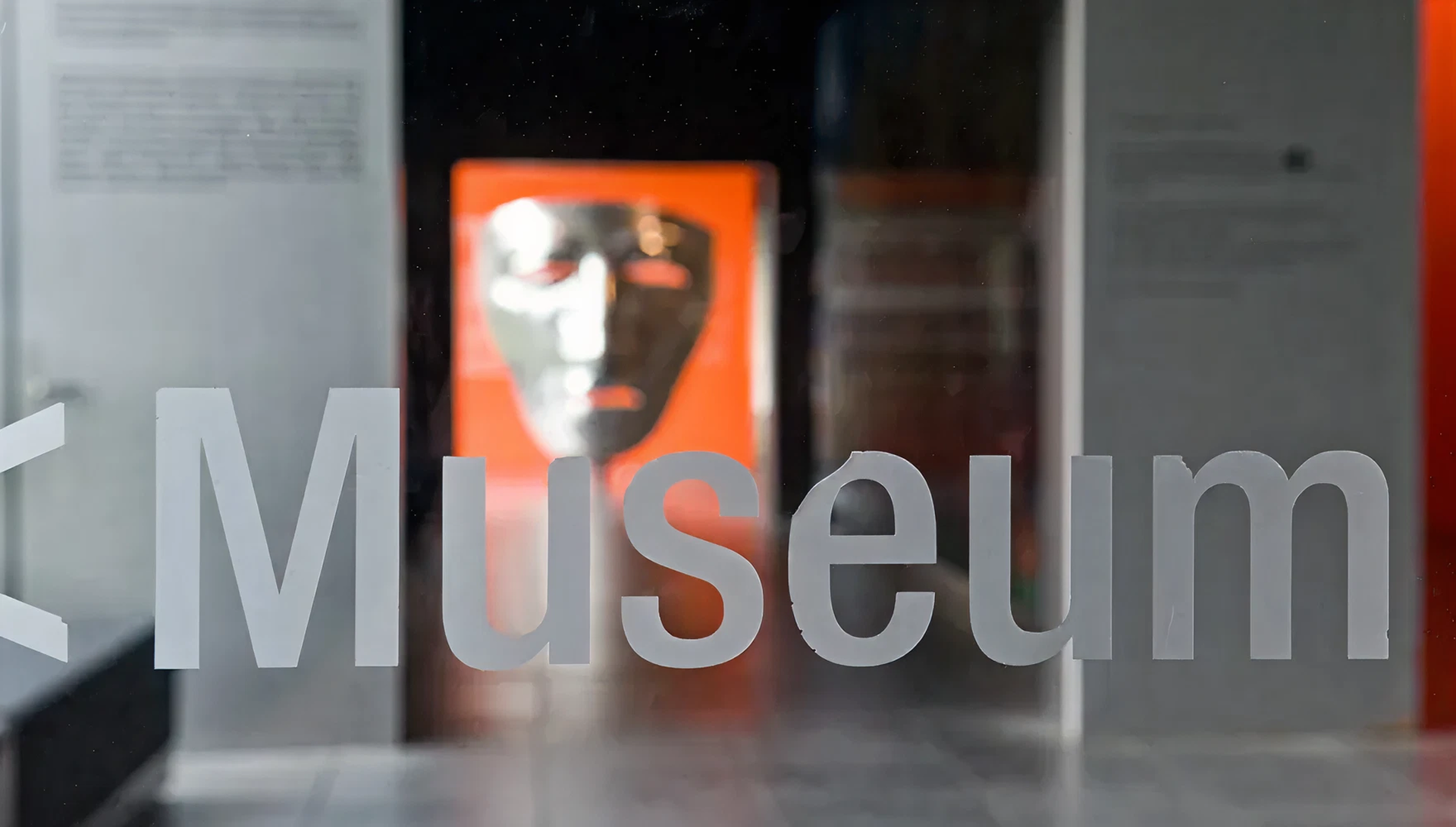 Text "Museum" auf Glas