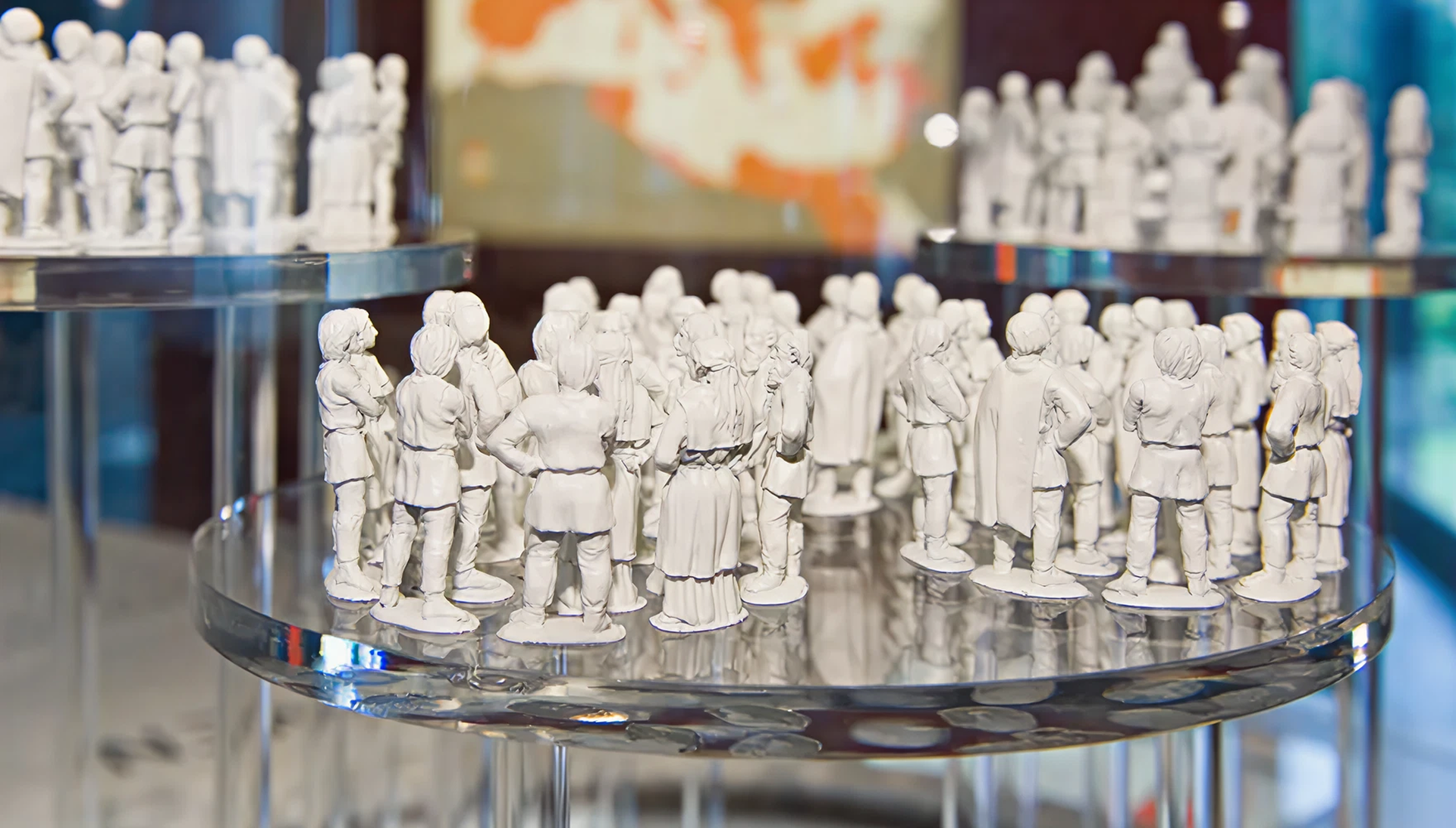 Nahaufnahme von kleinen weißen Figuren