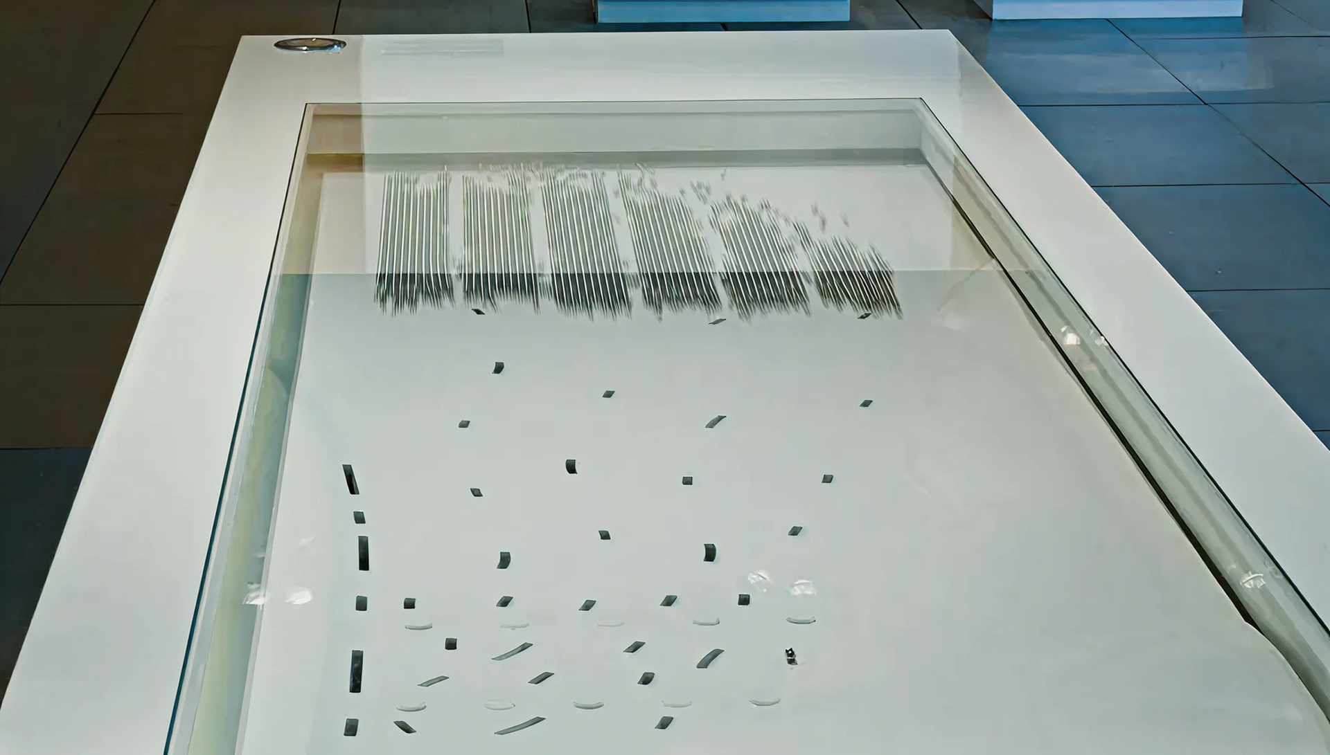 weißes rechteckiges Tischpodest mit eingelassener Vitrine