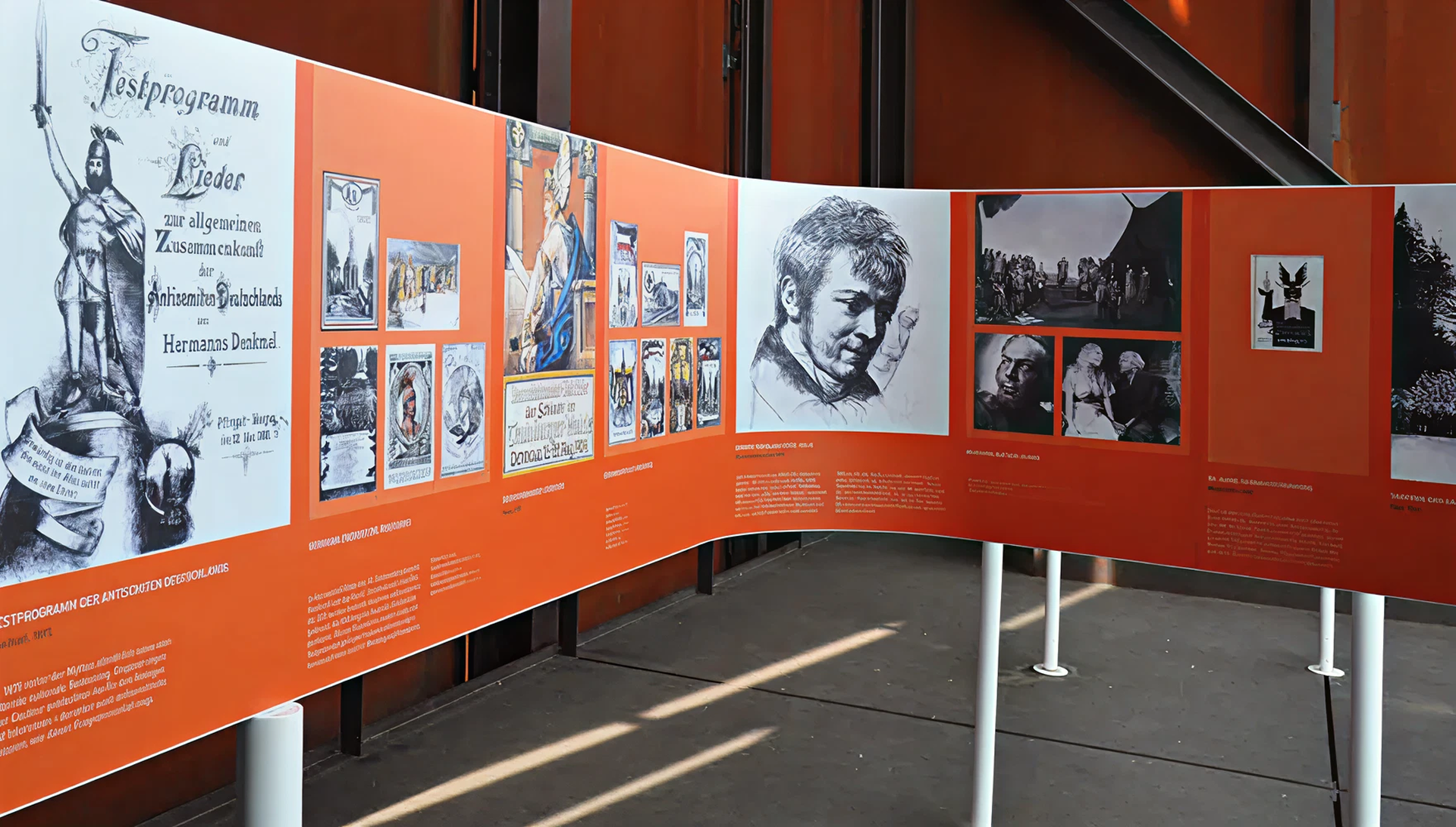 Gebogene weiße Ausstellungspaneele auf Füßen mit innenliegenden Grafiken und Texten